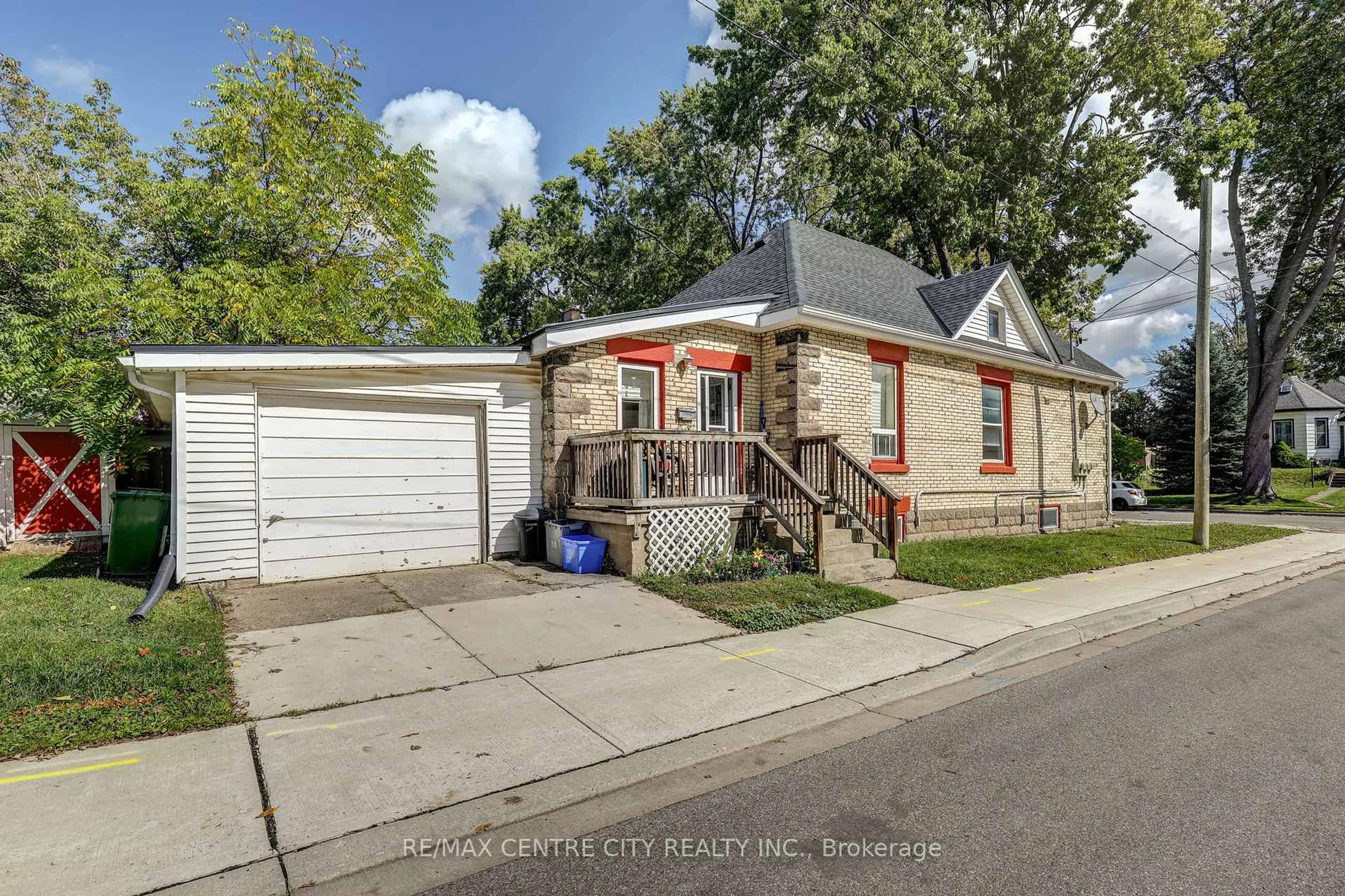 Unknown for 16 Woodworth Ave, St. Thomas Ontario N5P 3J4