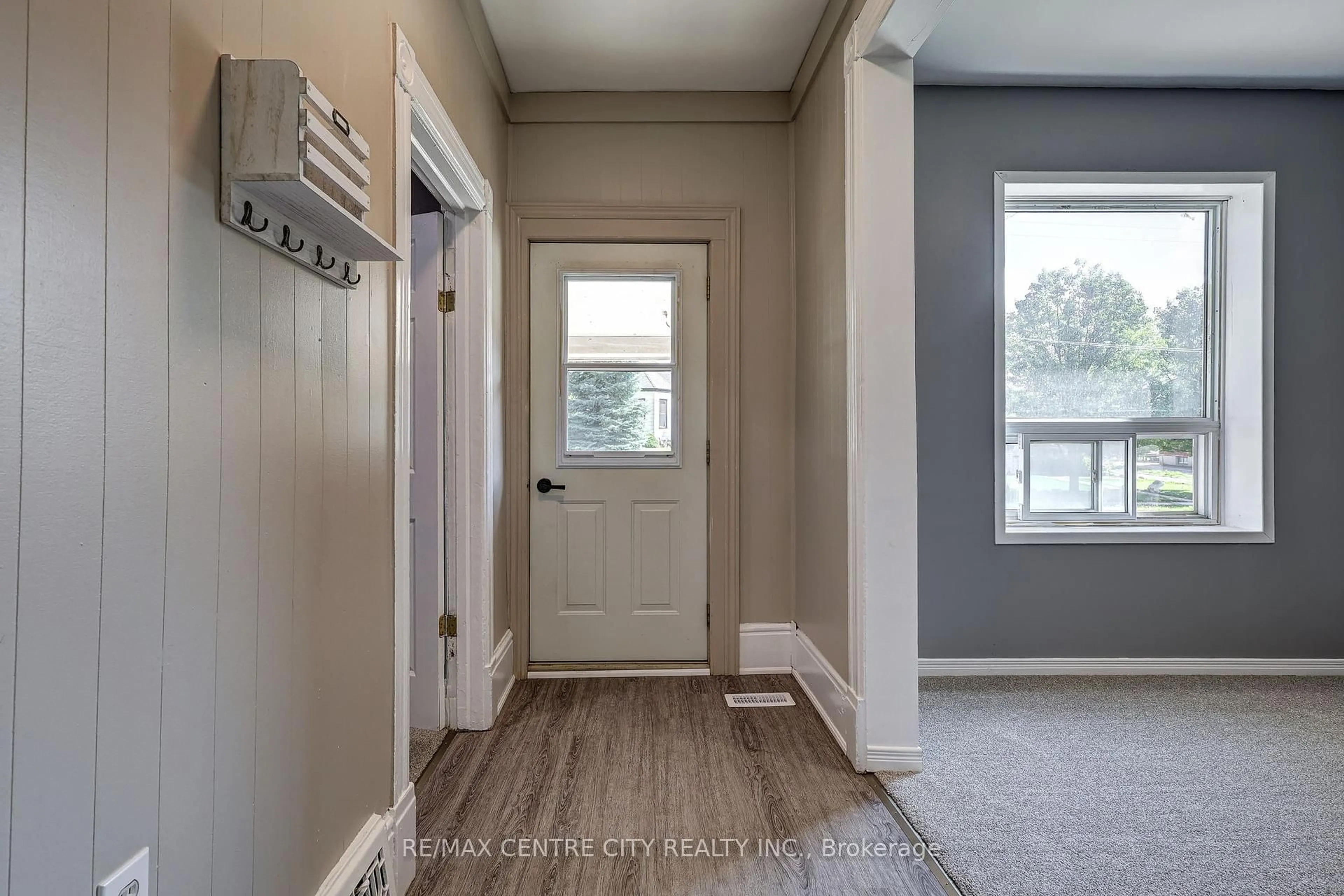 Indoor entryway for 16 Woodworth Ave, St. Thomas Ontario N5P 3J4