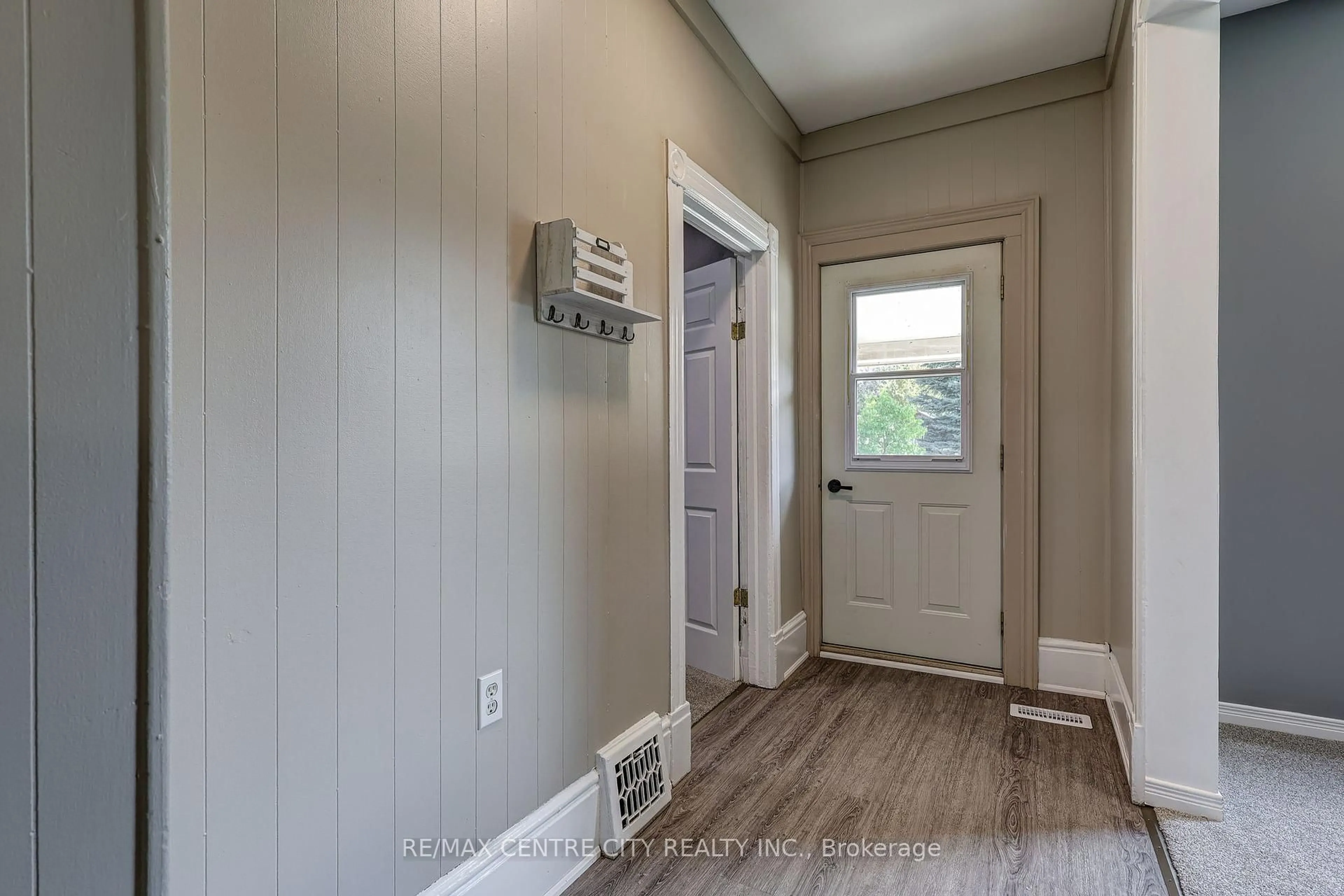 Indoor entryway for 16 Woodworth Ave, St. Thomas Ontario N5P 3J4