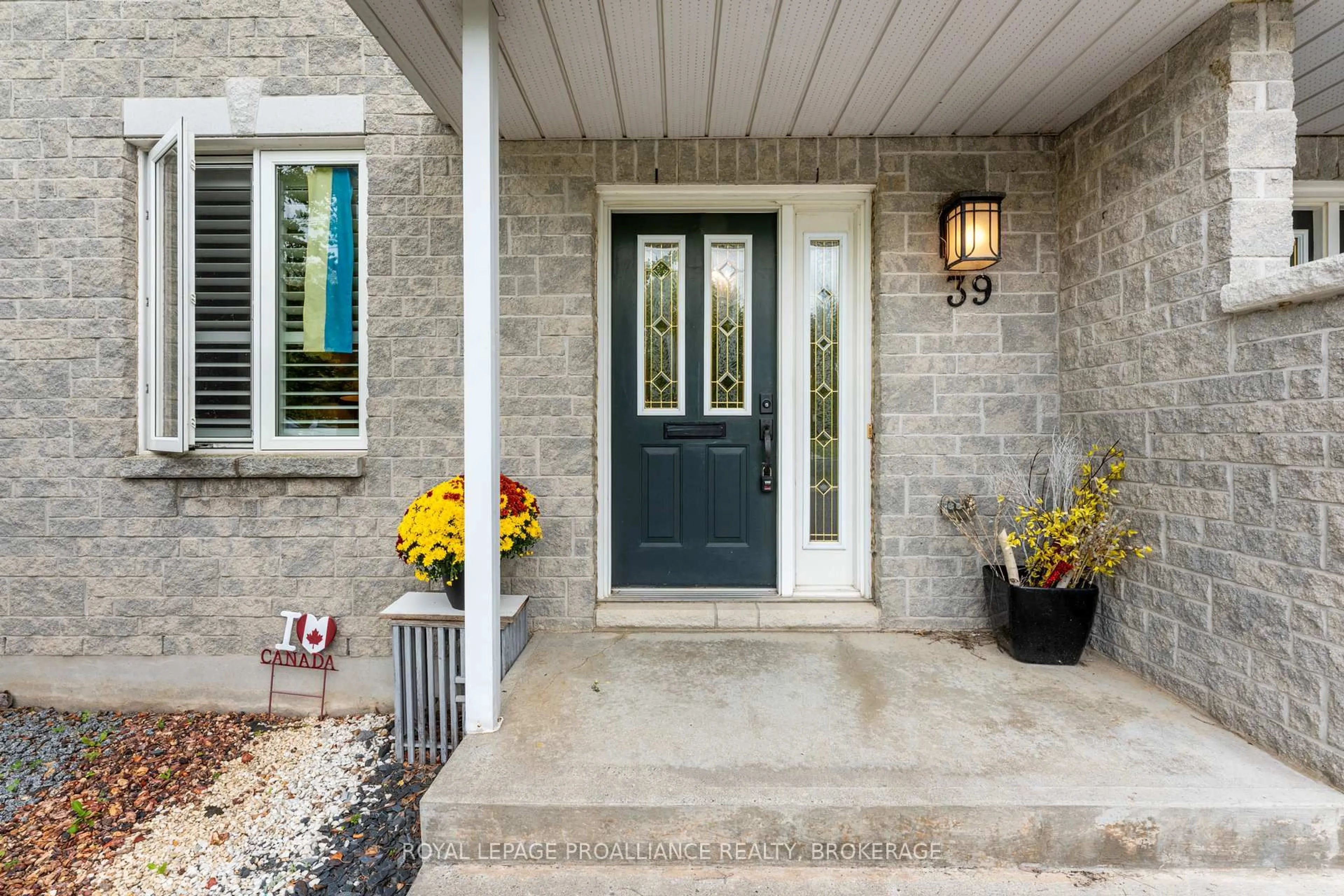 Indoor entryway for 39 Mowat Ave, Kingston Ontario K7M 8Y8