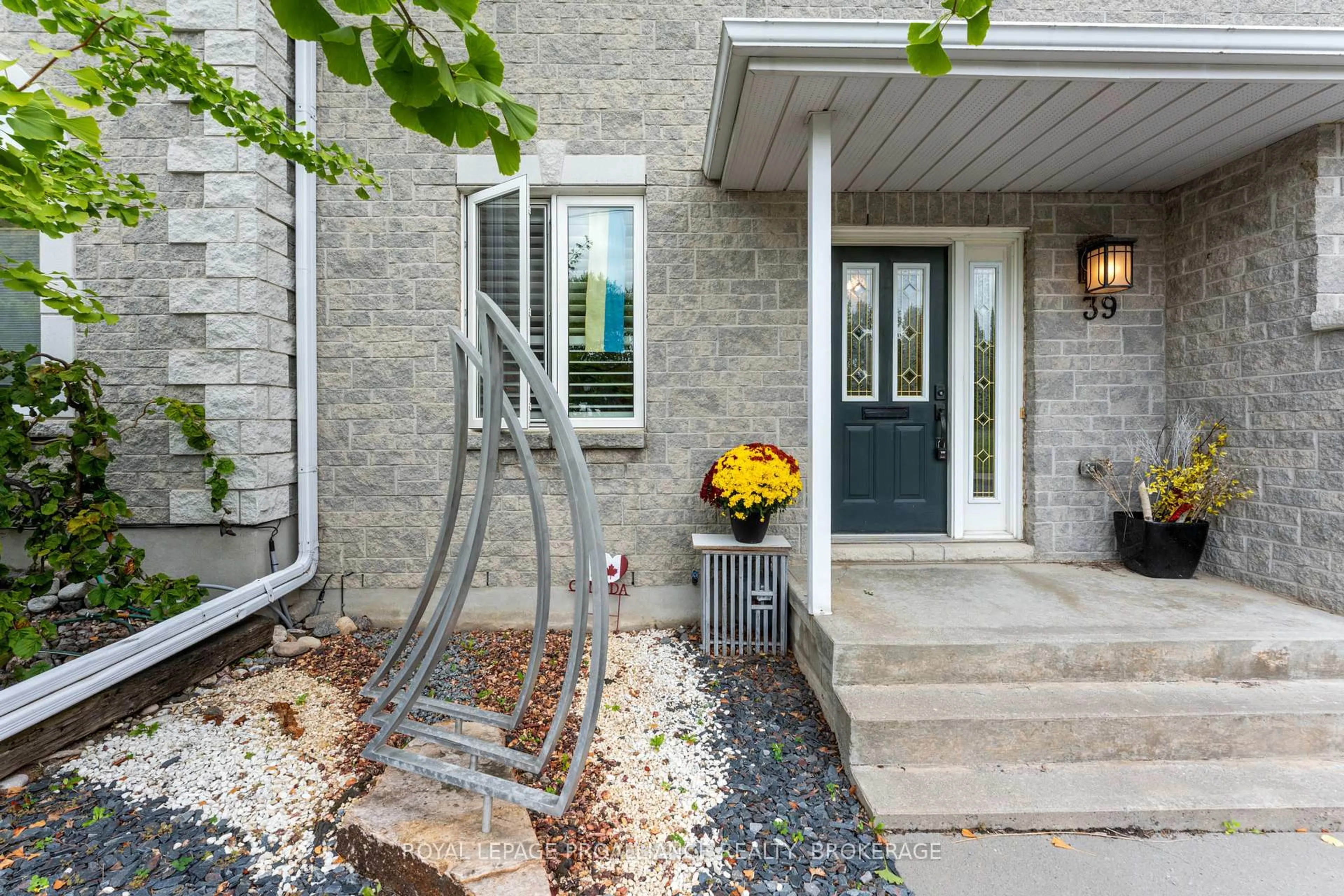 Indoor entryway for 39 Mowat Ave, Kingston Ontario K7M 8Y8