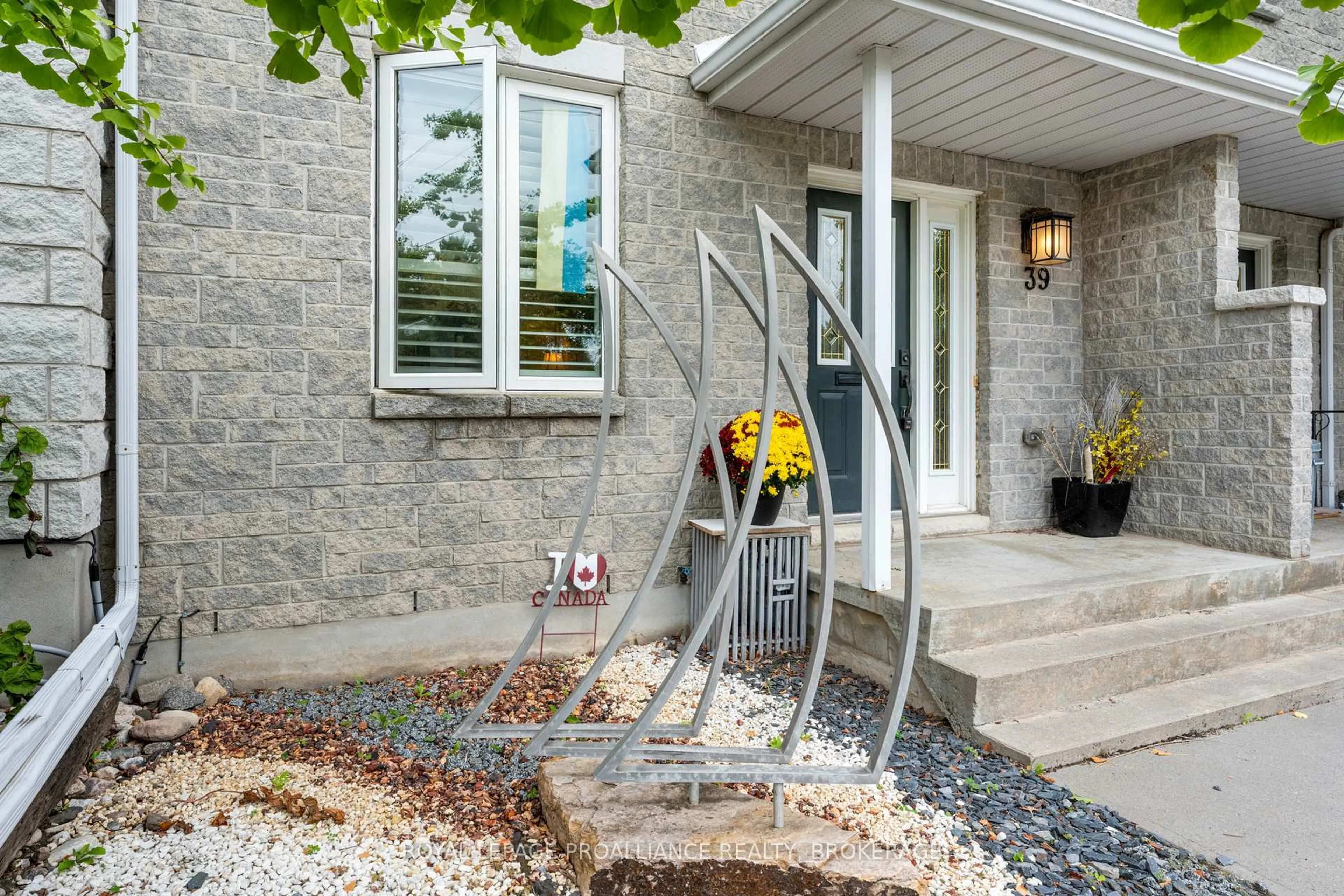 Unknown for 39 Mowat Ave, Kingston Ontario K7M 8Y8