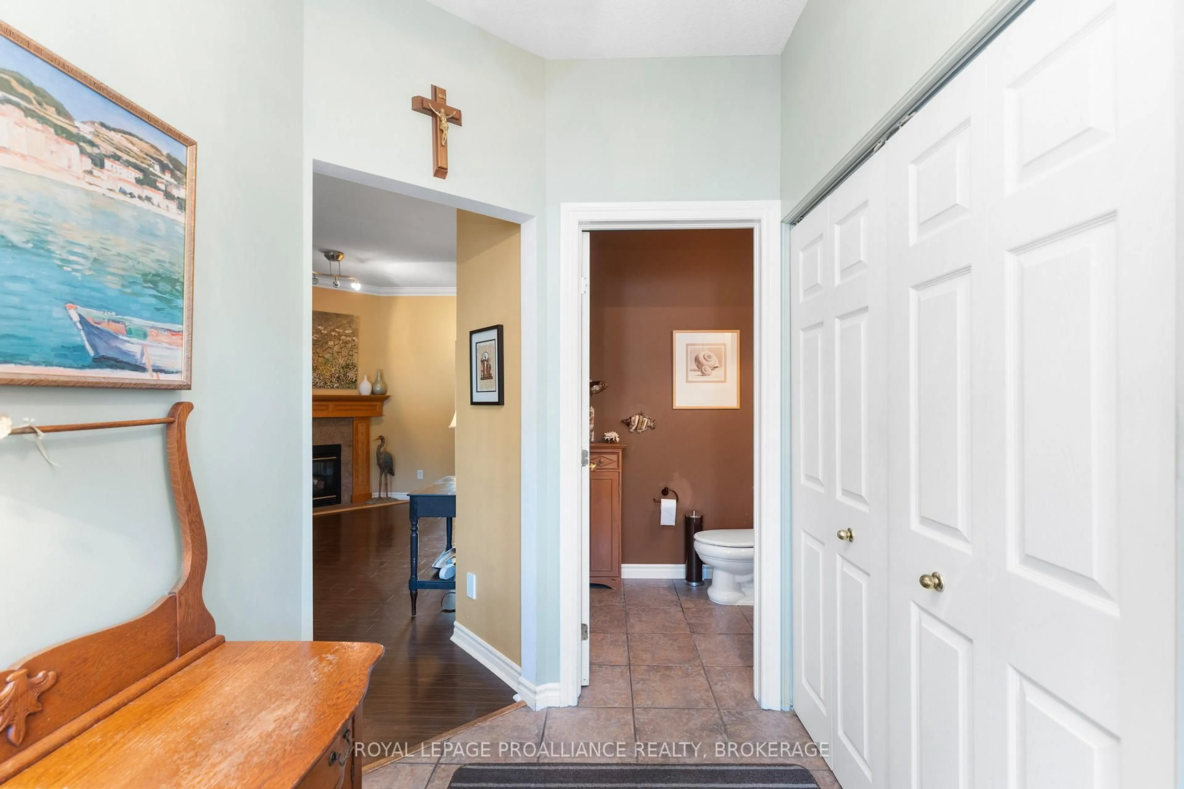 Indoor entryway for 39 Mowat Ave, Kingston Ontario K7M 8Y8