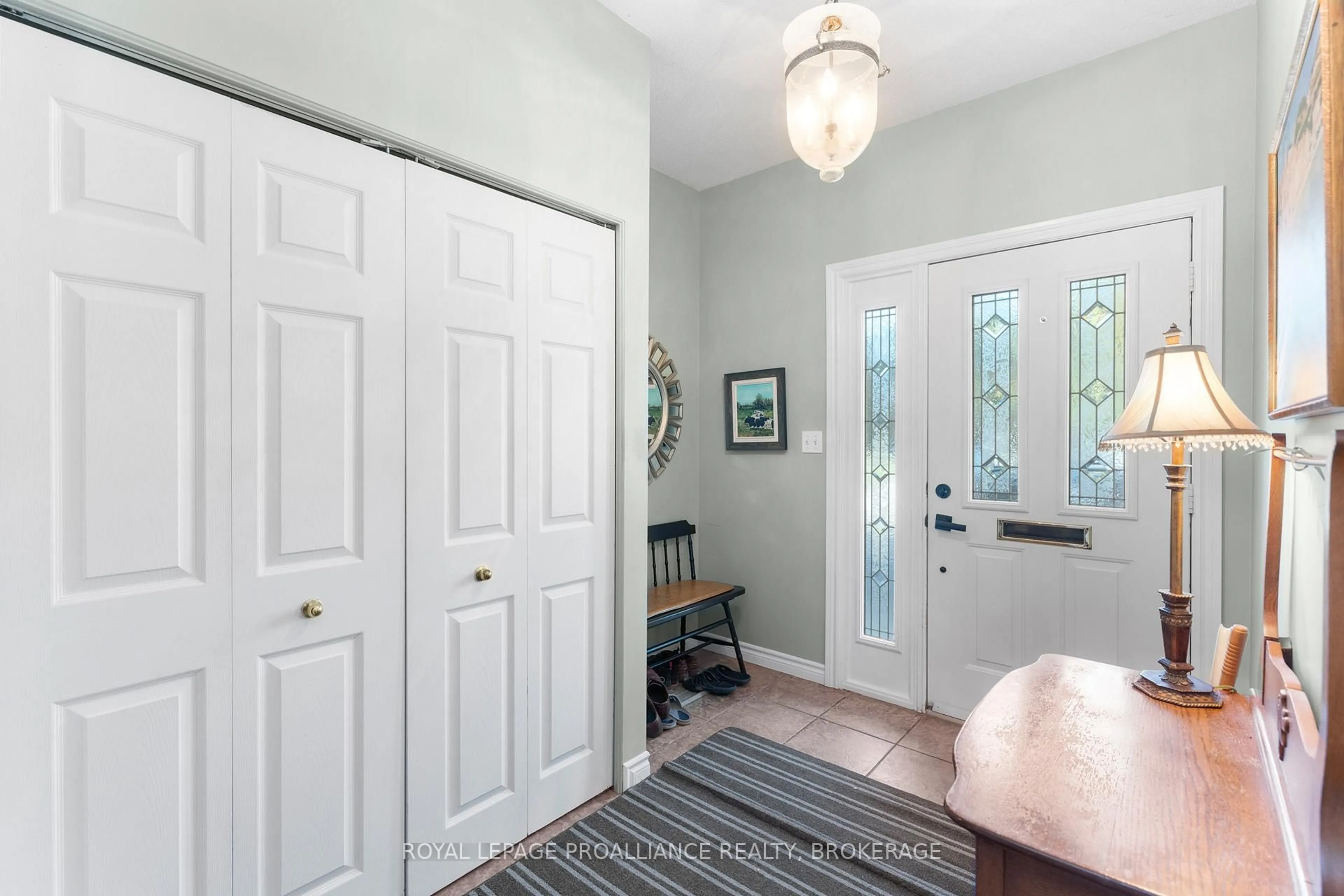 Indoor entryway for 39 Mowat Ave, Kingston Ontario K7M 8Y8