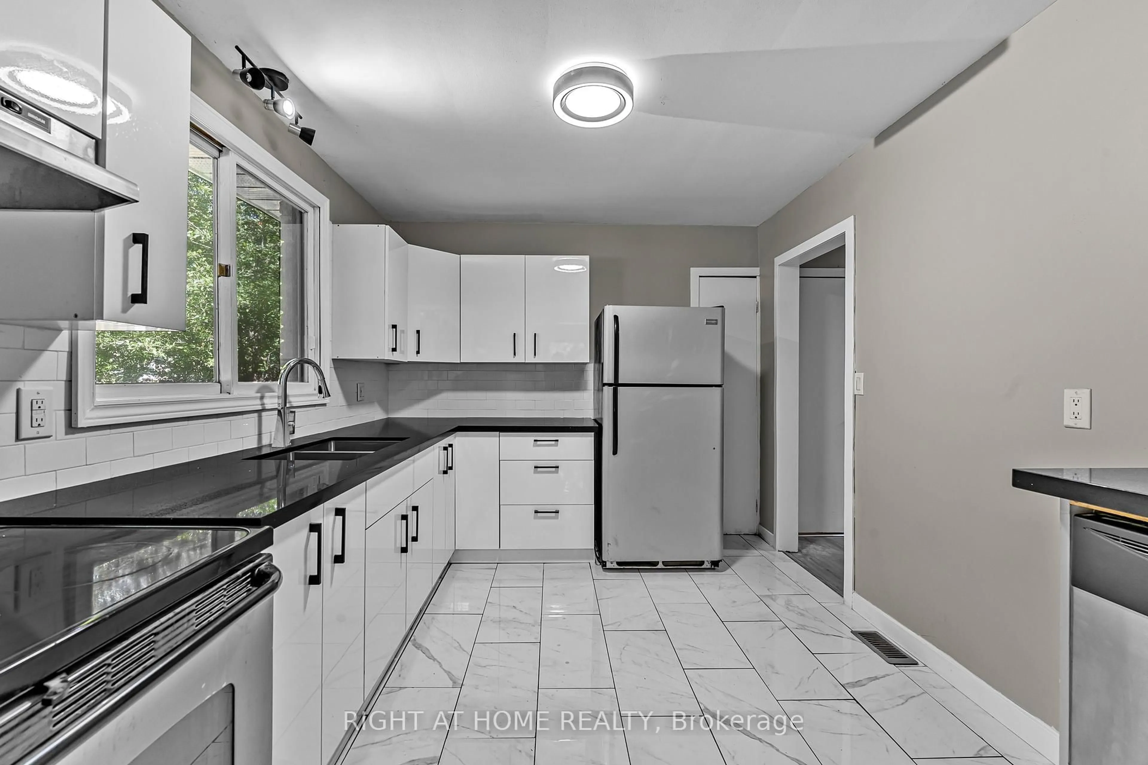 Standard kitchen, ceramic/tile floor for 335 William St, Niagara-on-the-Lake Ontario L0S 1J0