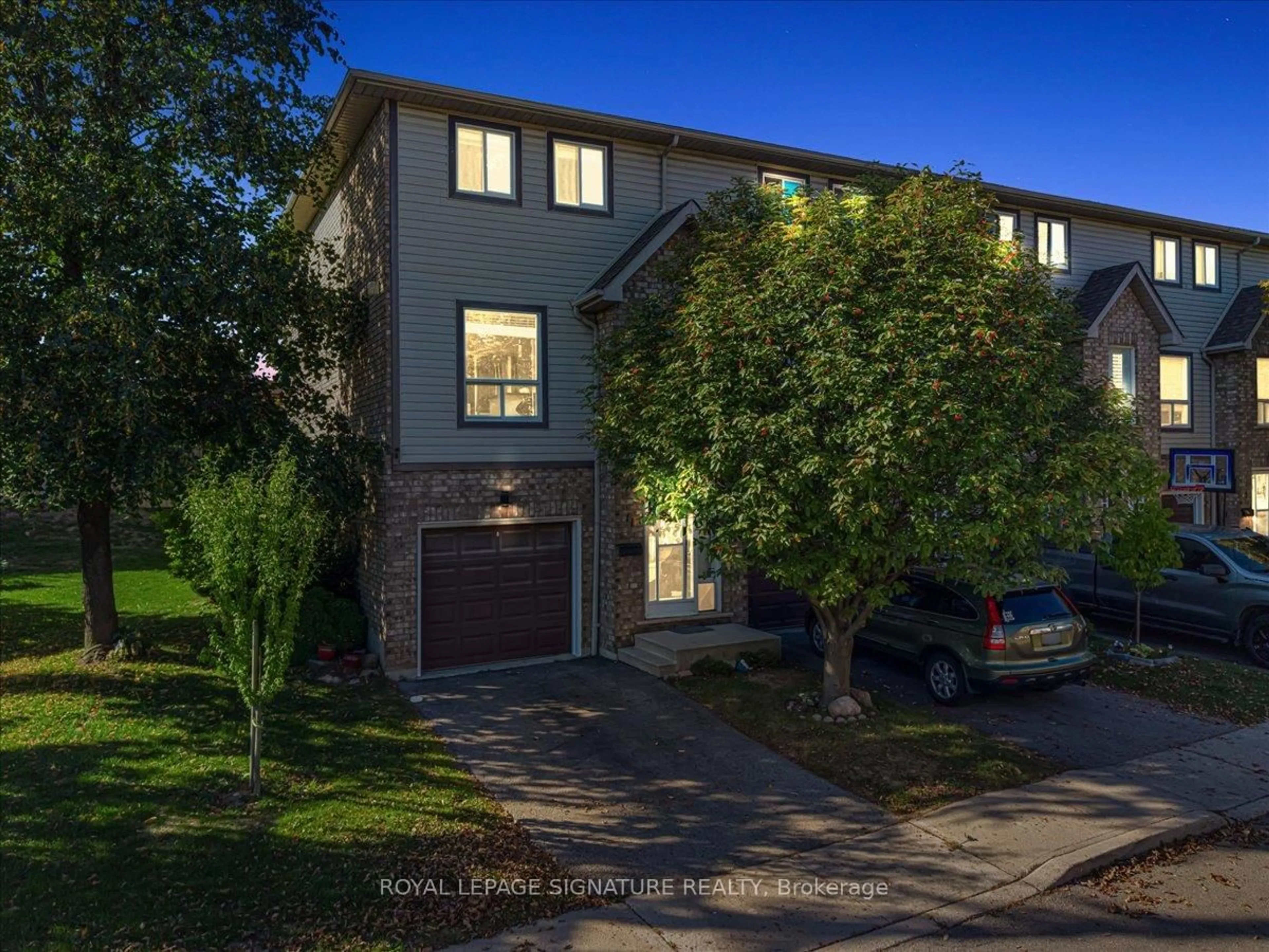 Unknown for 384 Limeridge Rd #11, Hamilton Ontario L9A 2S7
