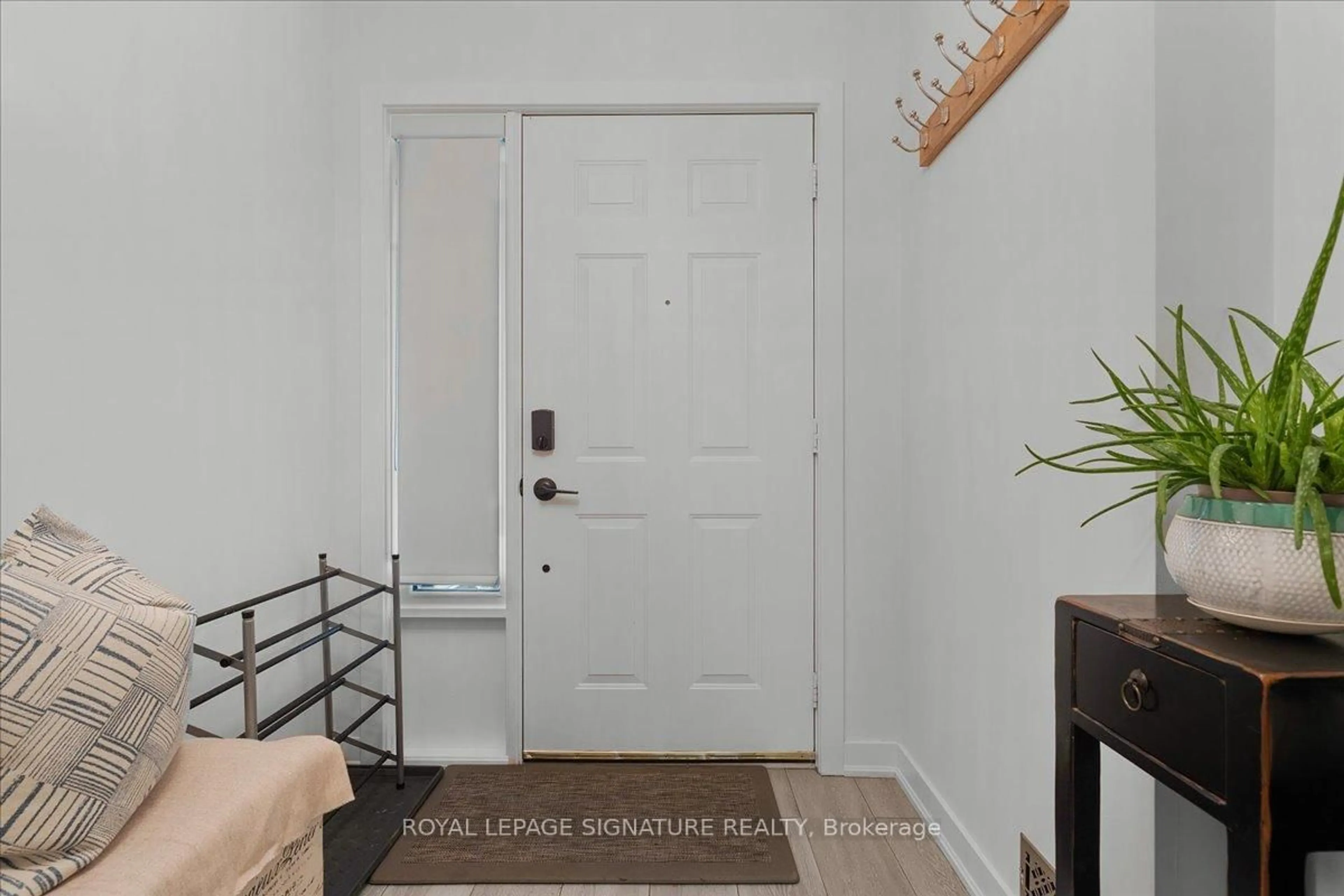 Indoor entryway for 384 Limeridge Rd #11, Hamilton Ontario L9A 2S7