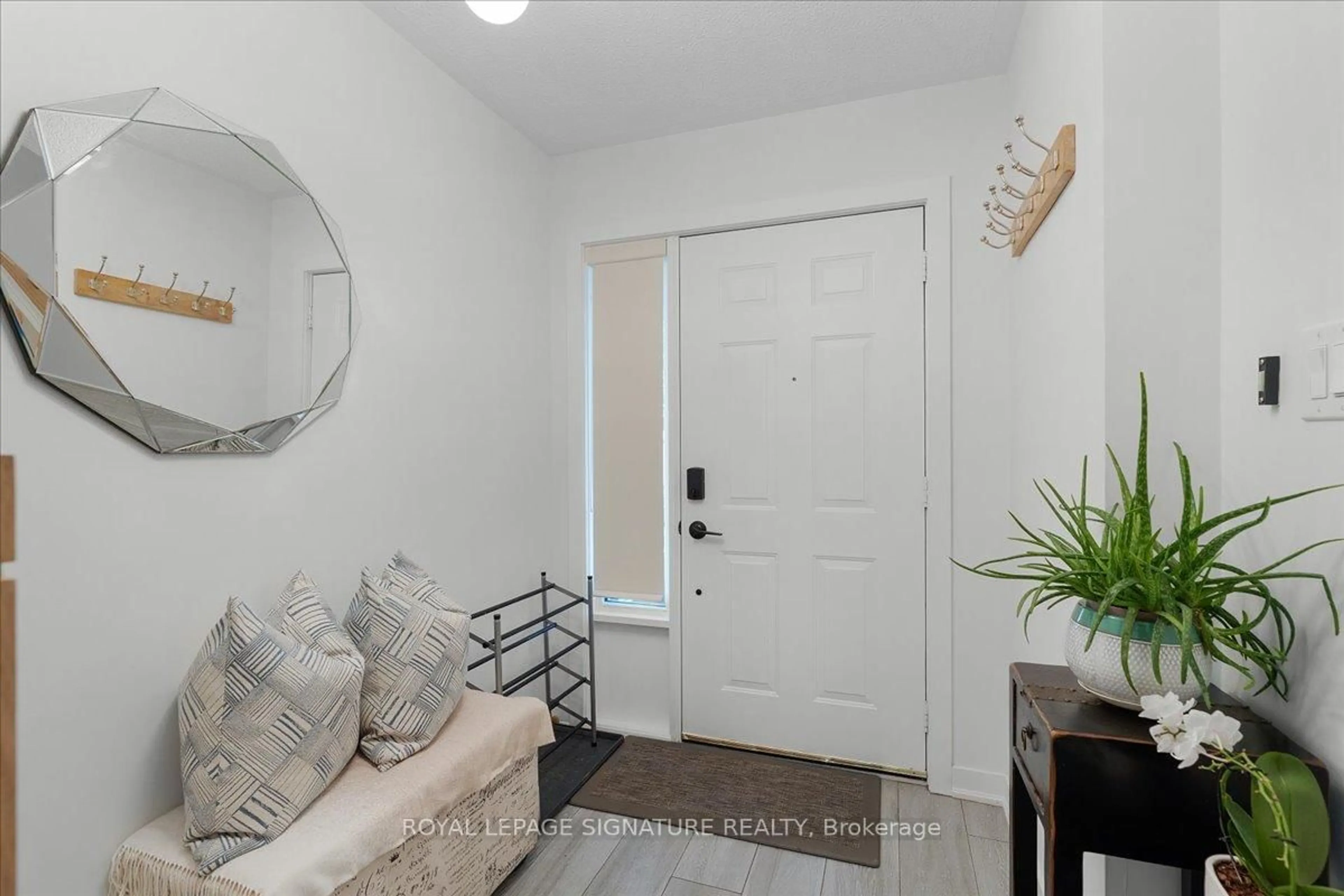 Indoor entryway for 384 Limeridge Rd #11, Hamilton Ontario L9A 2S7