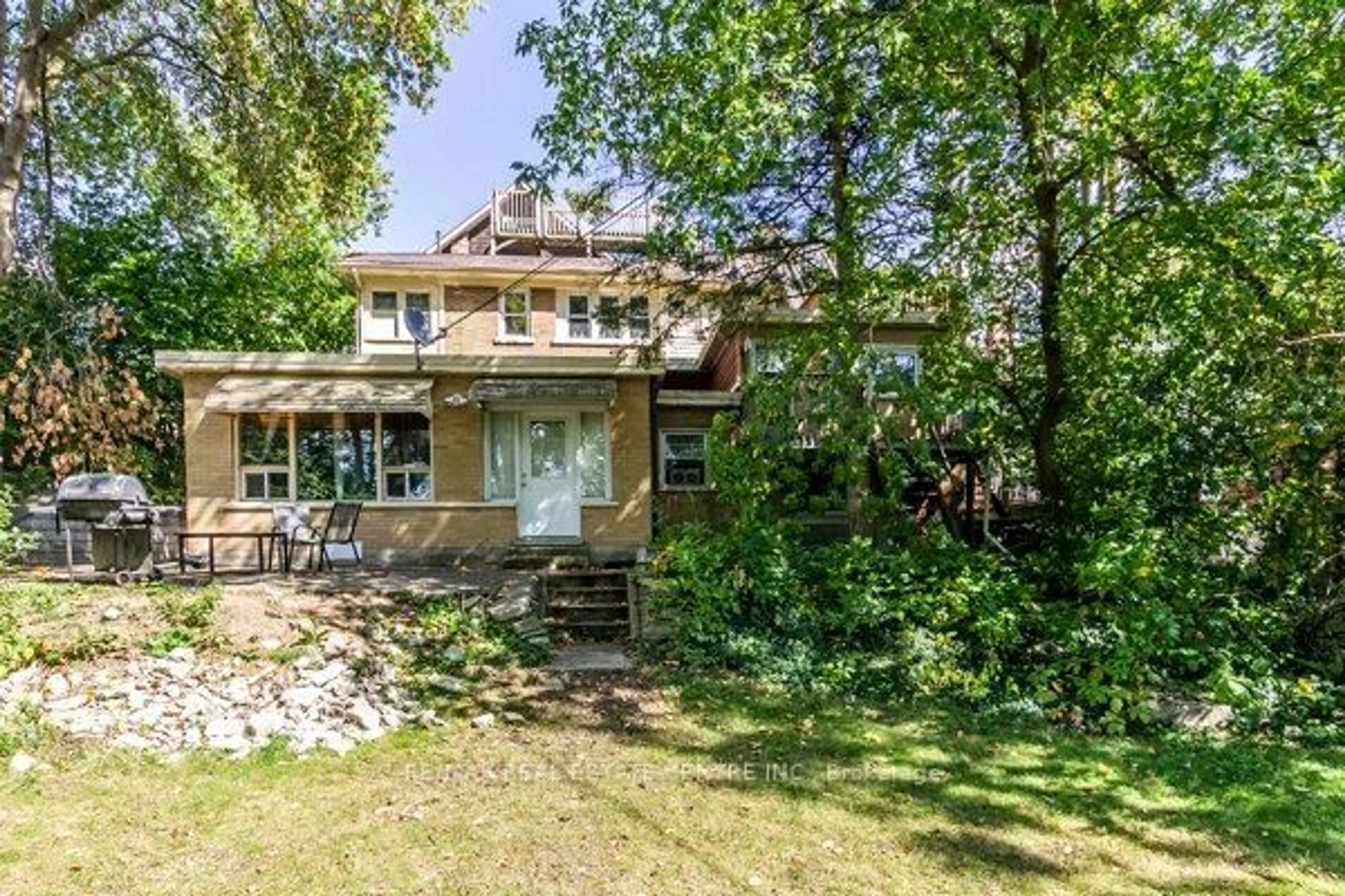 A pic from outside/outdoor area/front of a property/back of a property/a pic from drone, street for 133 Albert St, Waterloo Ontario N2L 3T2