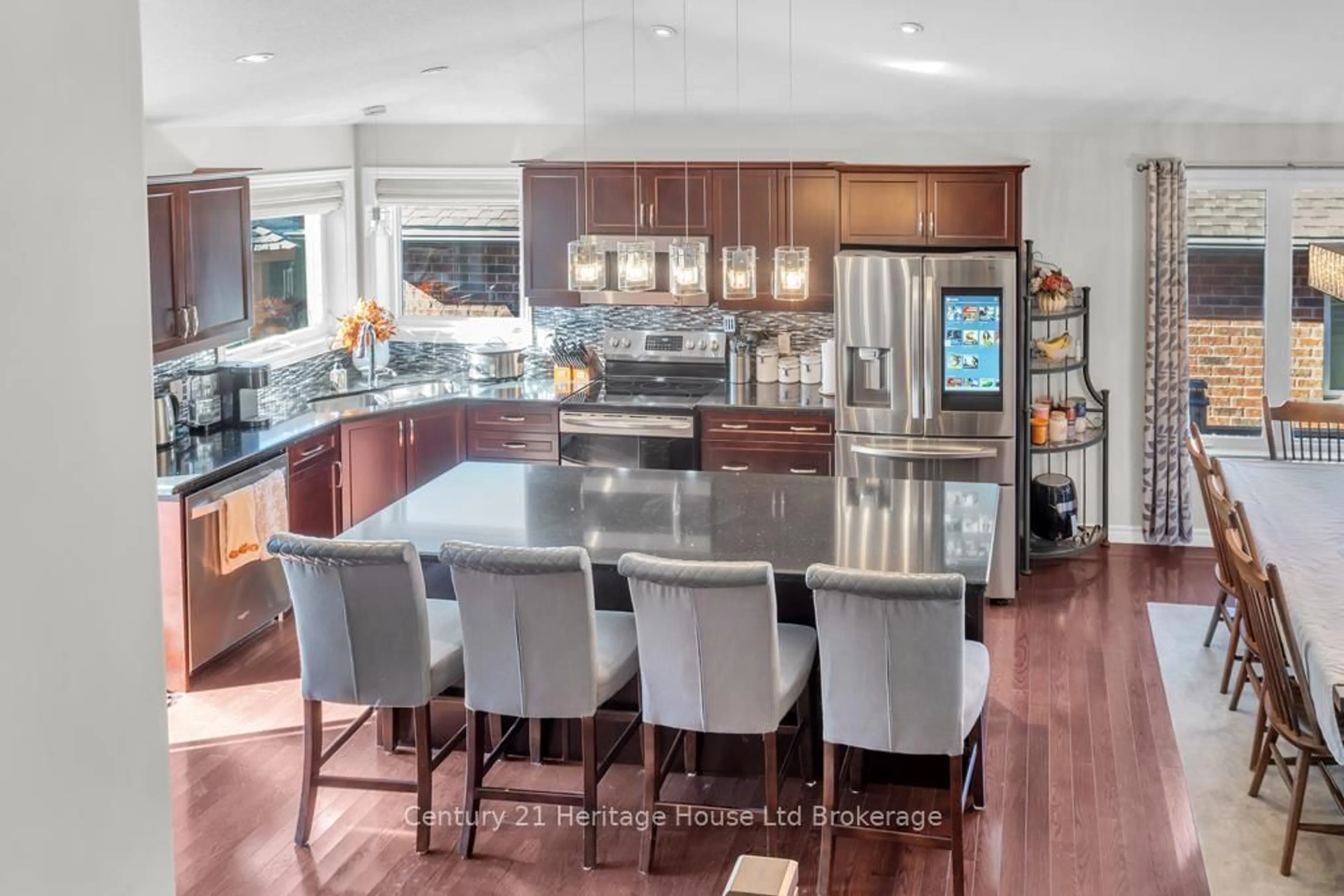 Open concept kitchen, unknown for 447 Alan Cres, Woodstock Ontario N4S 0B9
