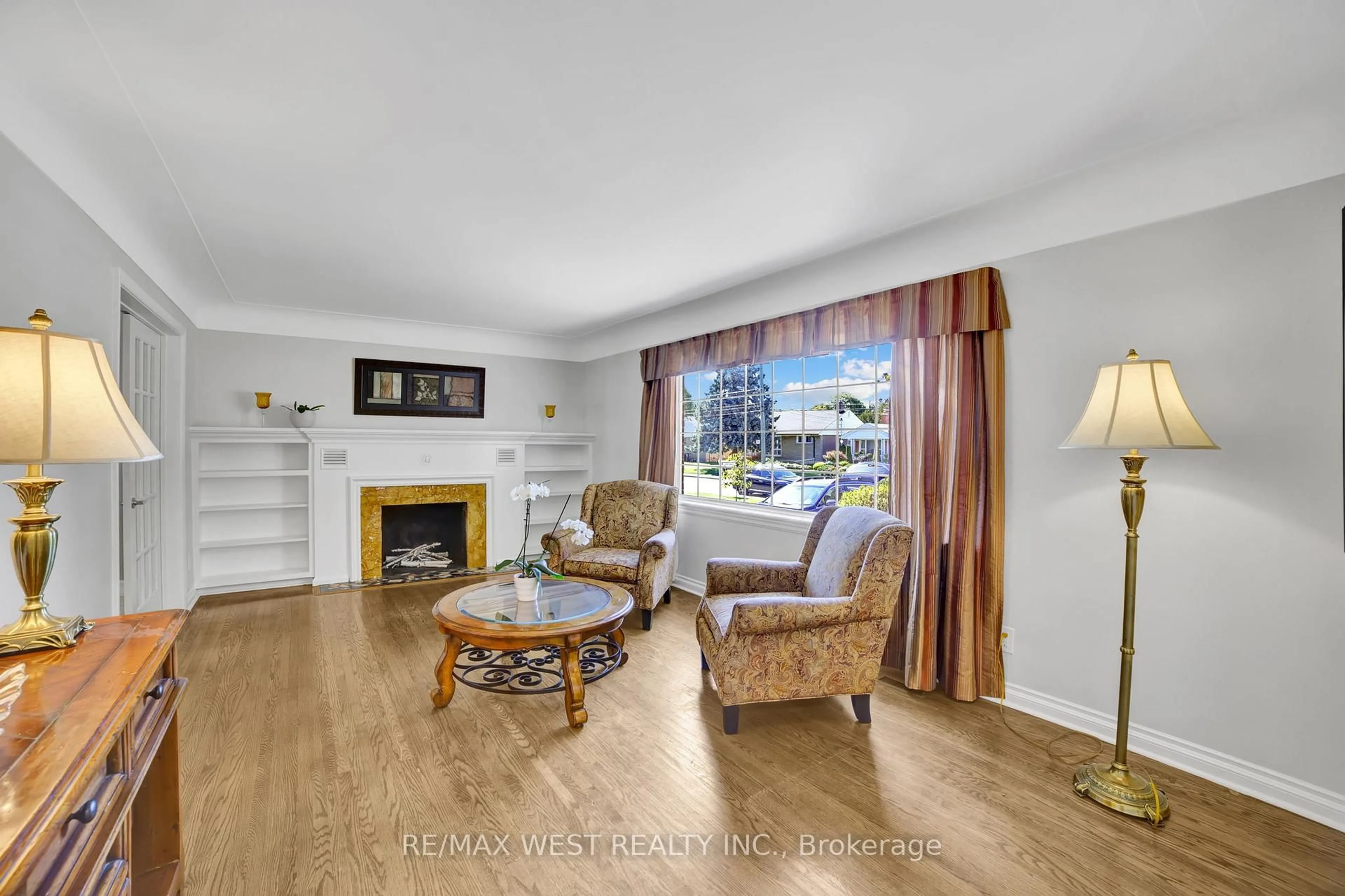 Living room with furniture, wood/laminate floor for 31 Lower Horning Rd, Hamilton Ontario L8S 3E9
