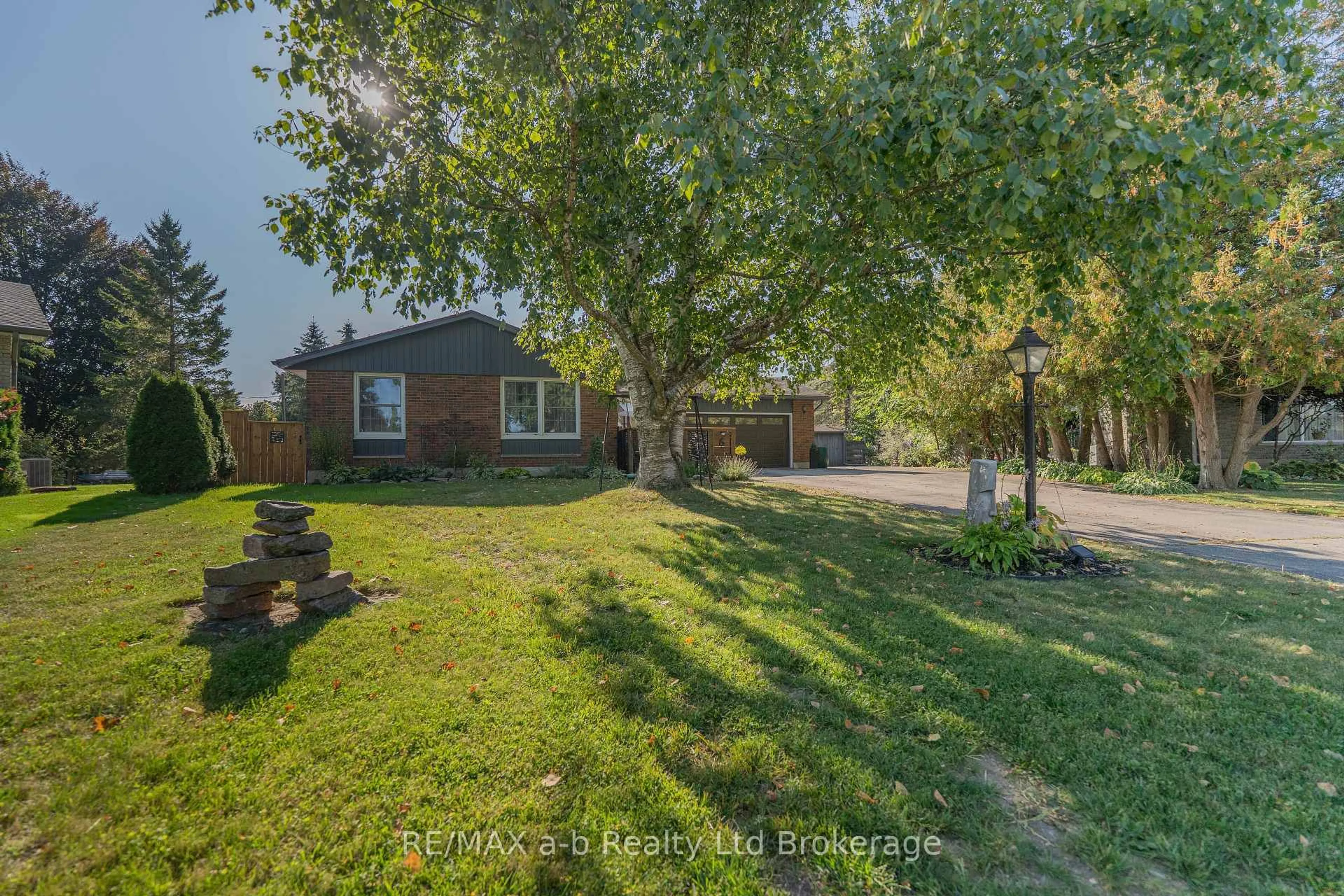 A pic from outside/outdoor area/front of a property/back of a property/a pic from drone, street for 6 Camdon Crt, Tillsonburg Ontario N4G 4B3