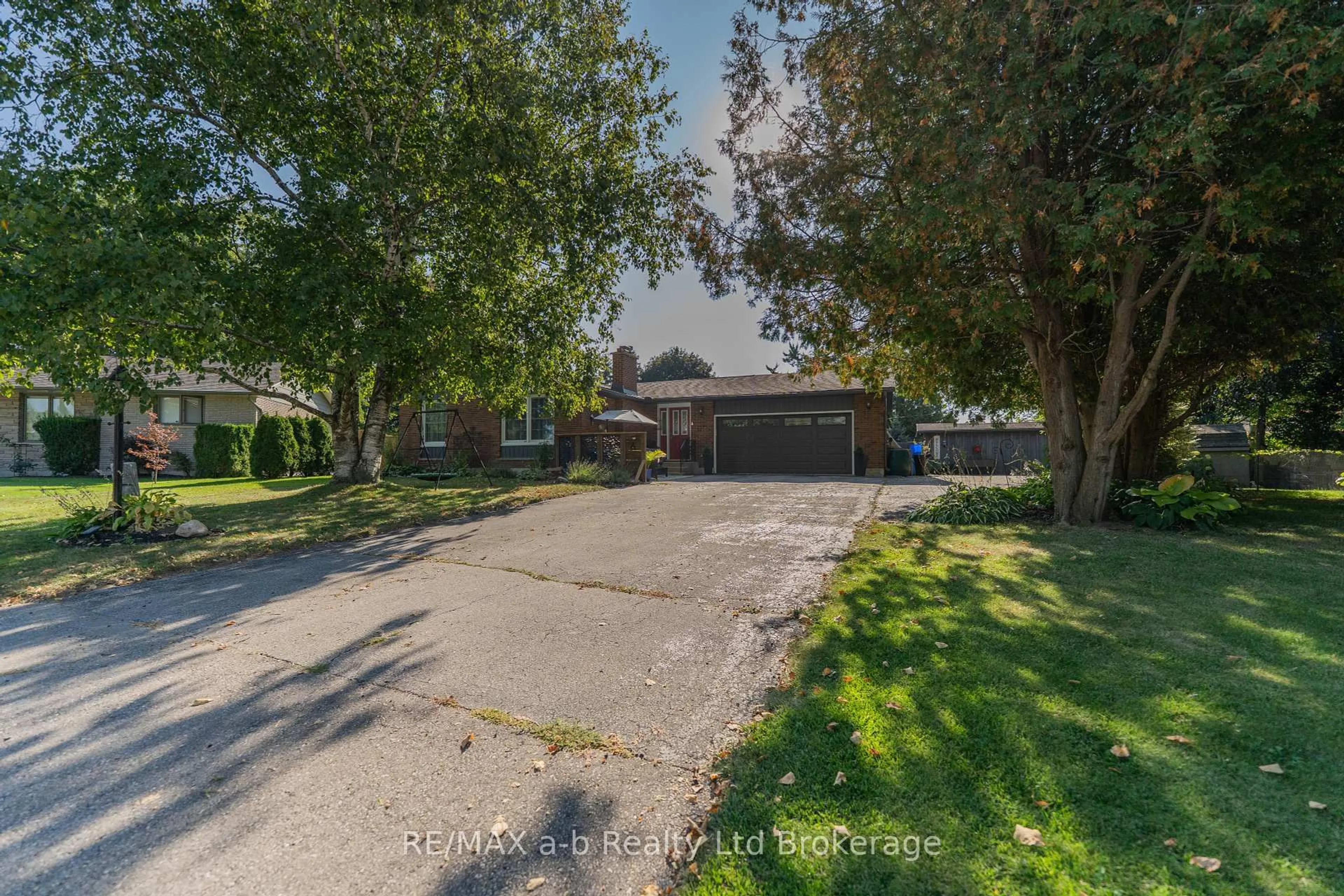 A pic from outside/outdoor area/front of a property/back of a property/a pic from drone, street for 6 Camdon Crt, Tillsonburg Ontario N4G 4B3