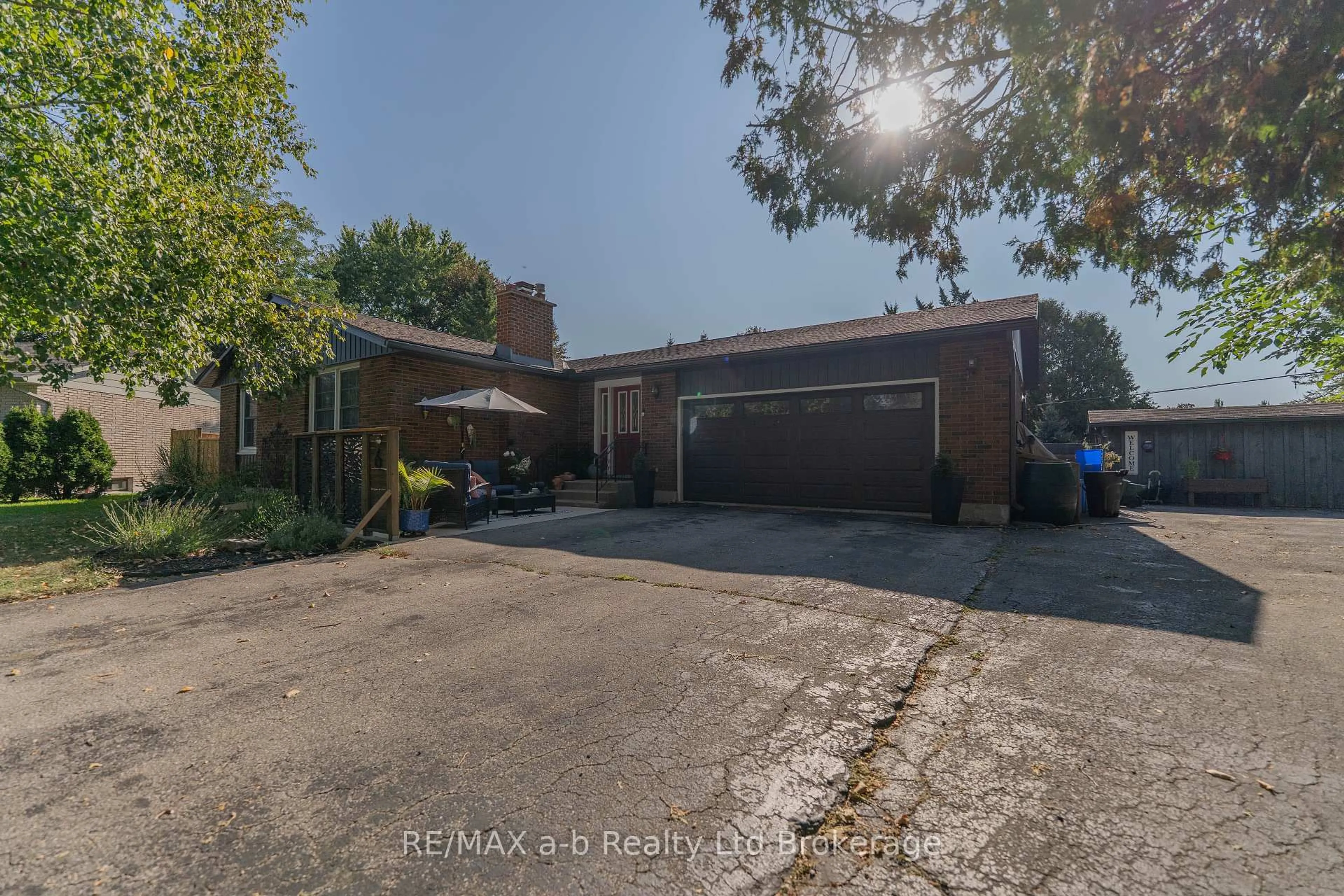 A pic from outside/outdoor area/front of a property/back of a property/a pic from drone, street for 6 Camdon Crt, Tillsonburg Ontario N4G 4B3