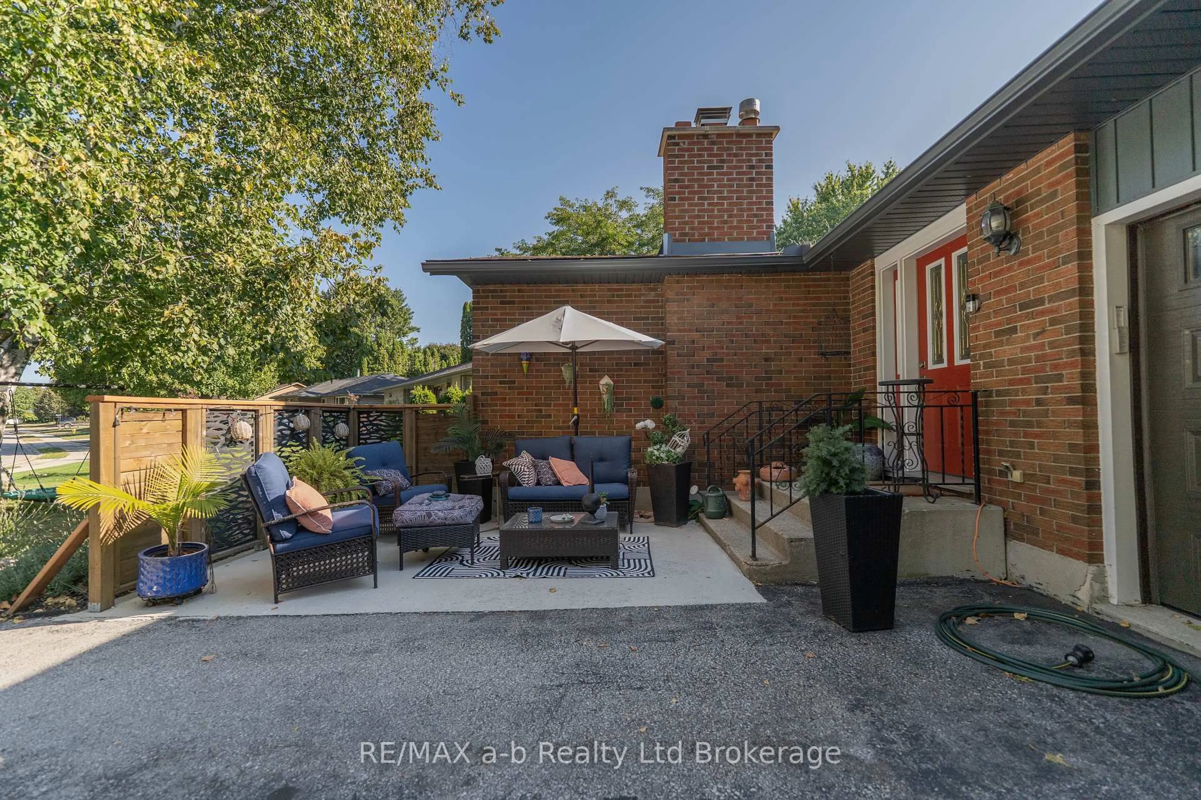 Patio, street for 6 Camdon Crt, Tillsonburg Ontario N4G 4B3