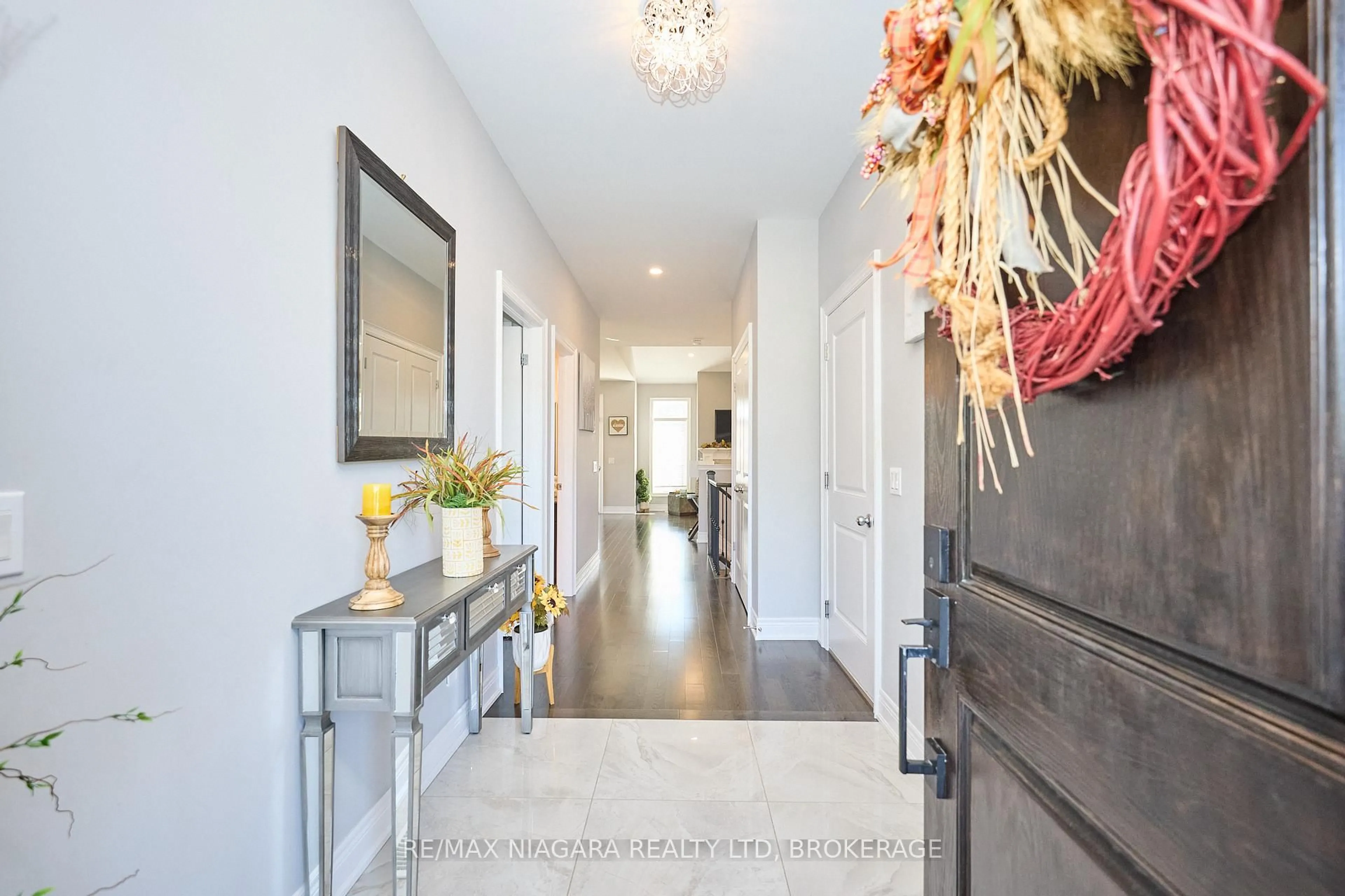 Indoor entryway for 4049 Village Creek Dr, Fort Erie Ontario L0S 1S0