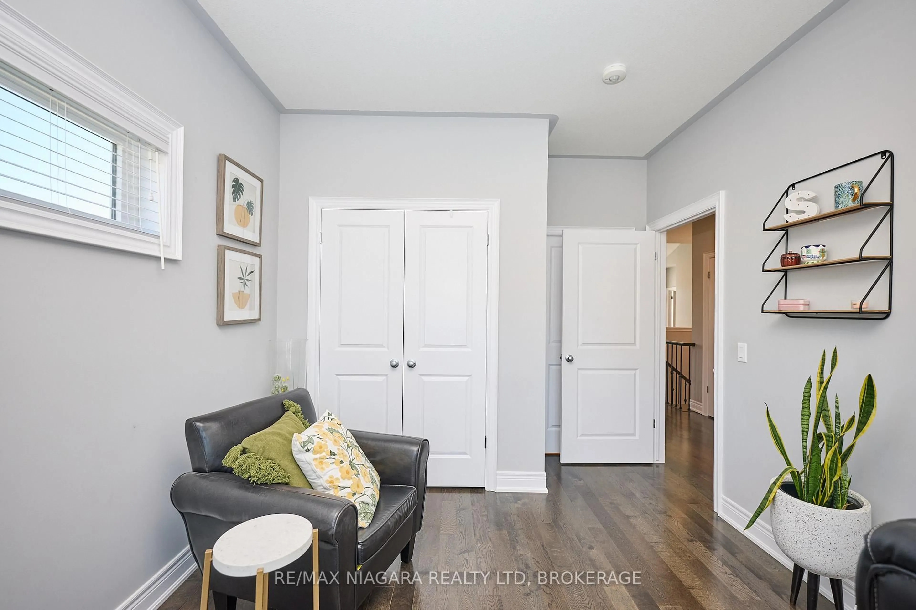 Indoor entryway for 4049 Village Creek Dr, Fort Erie Ontario L0S 1S0