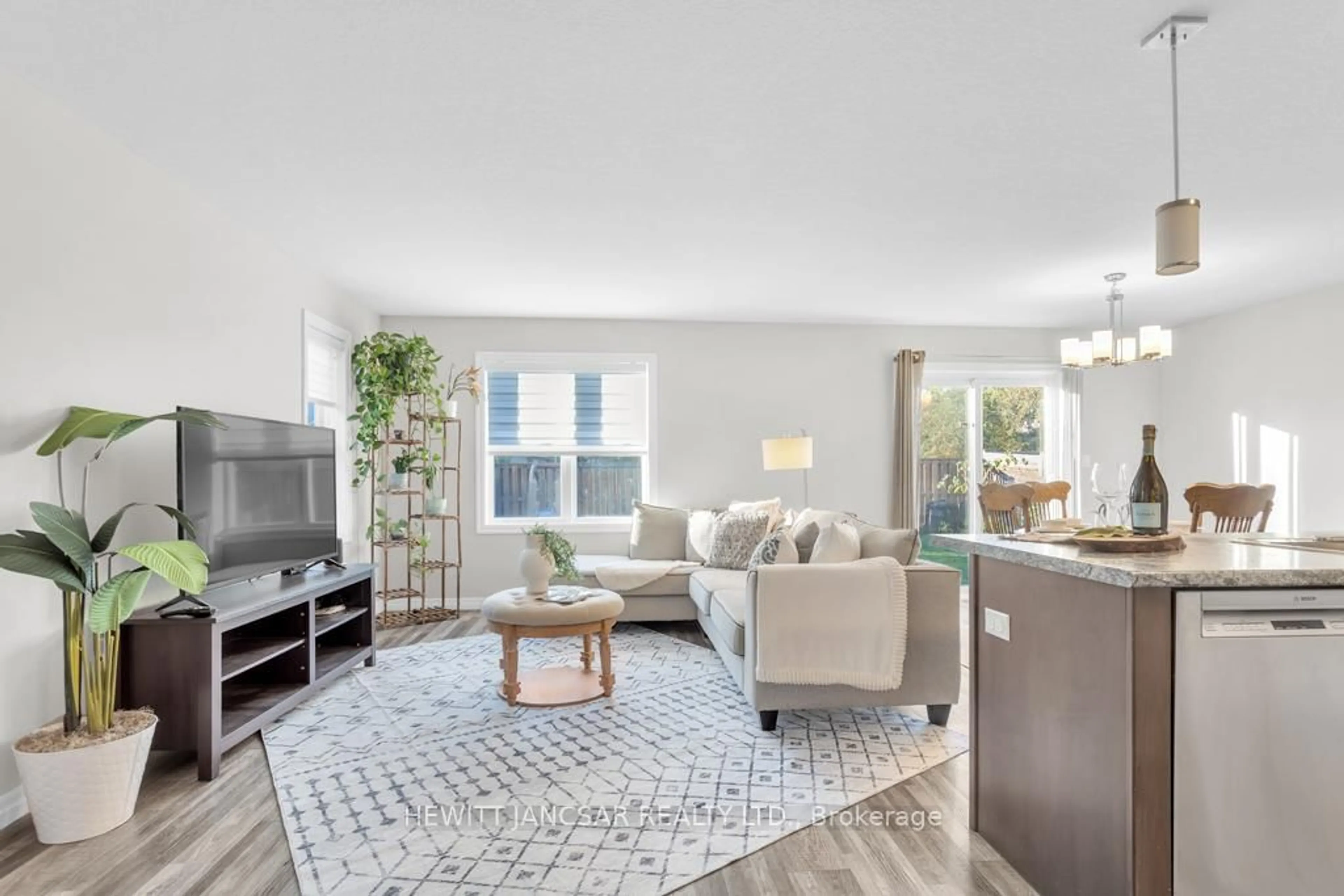 Living room with furniture, unknown for 37 Reeves Rd, Ingersoll Ontario N5C 0E1