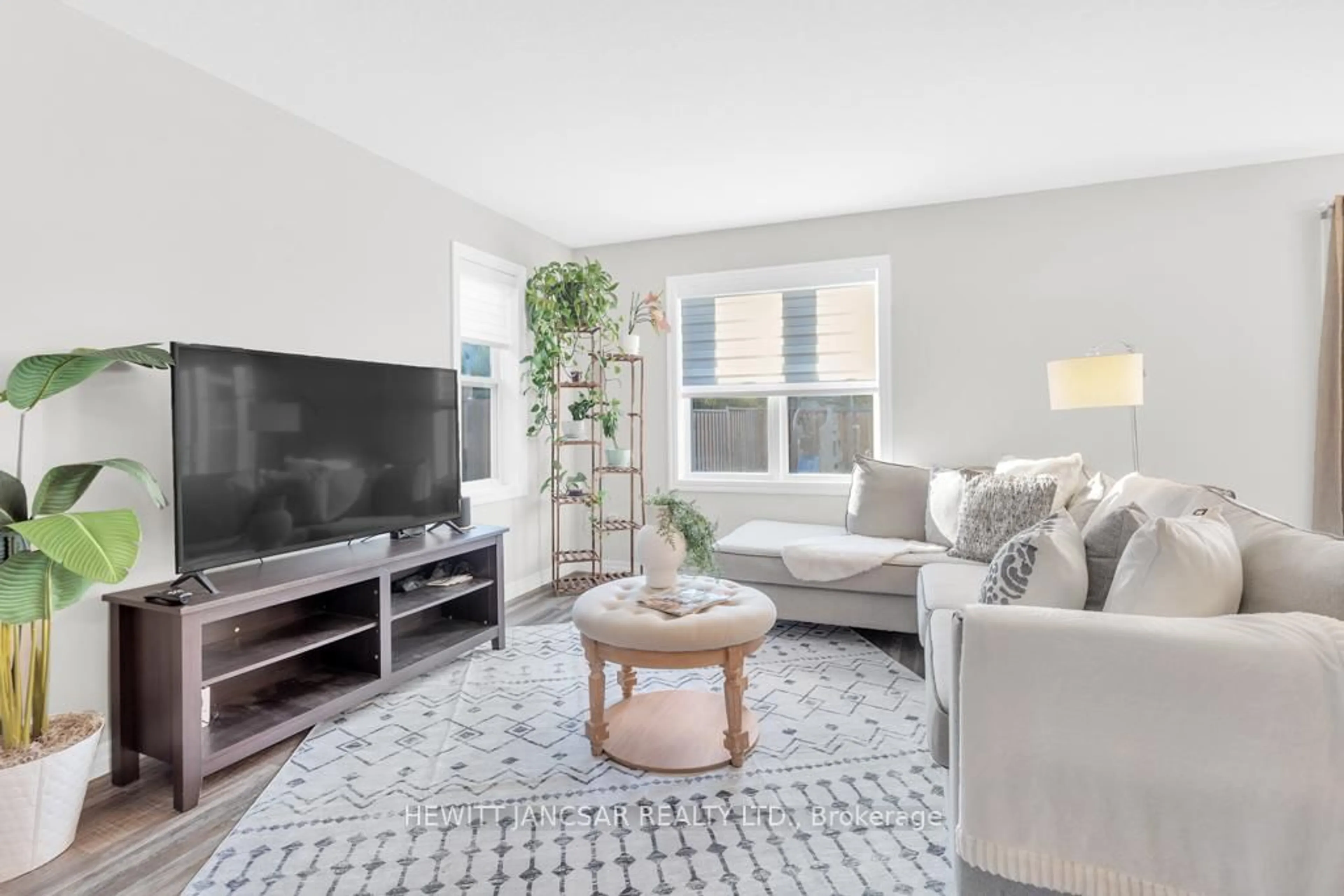 Living room with furniture, unknown for 37 Reeves Rd, Ingersoll Ontario N5C 0E1