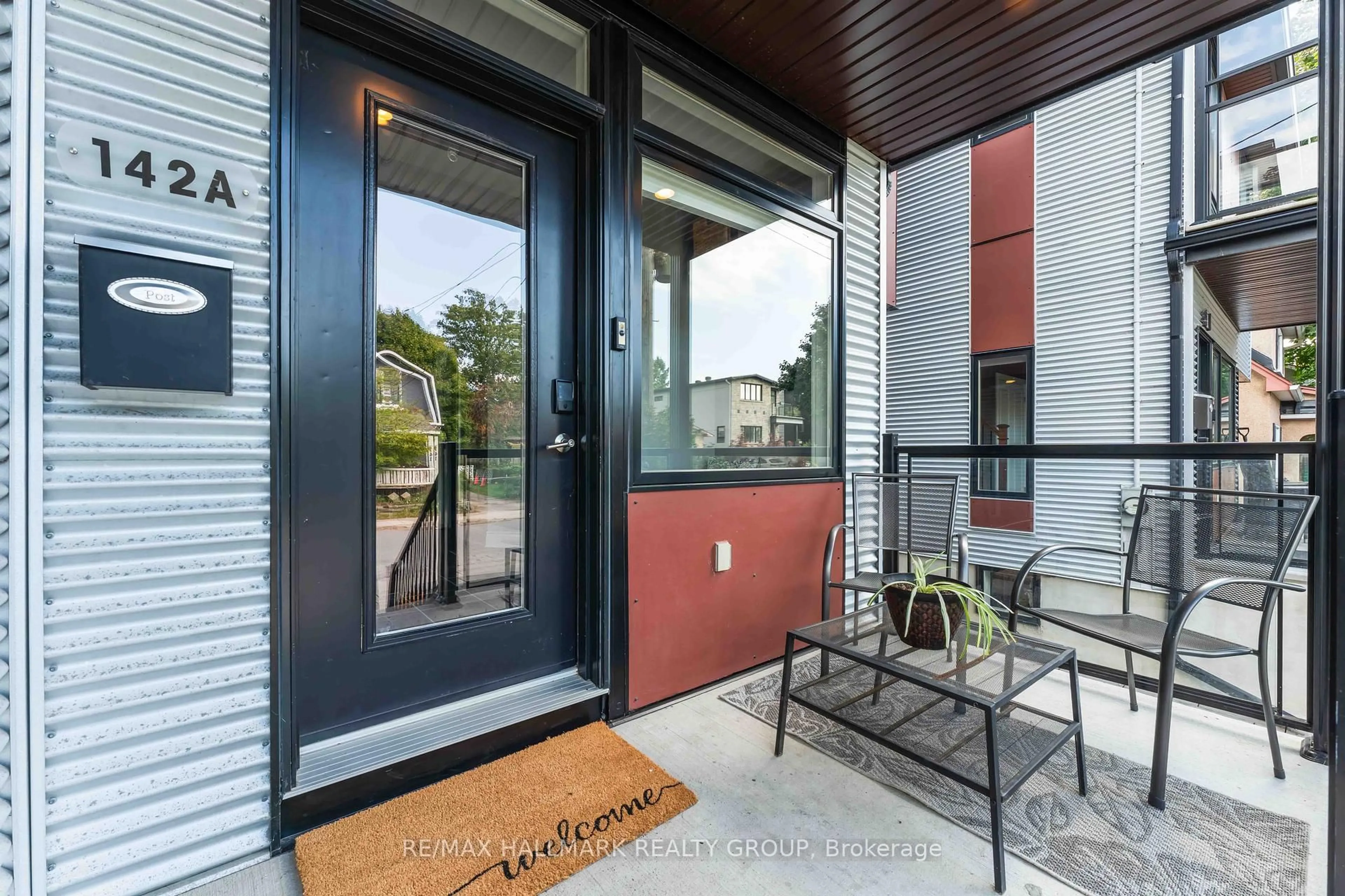 Indoor entryway for 142 Queen Mary St #A, Ottawa Ontario K1K 1X5