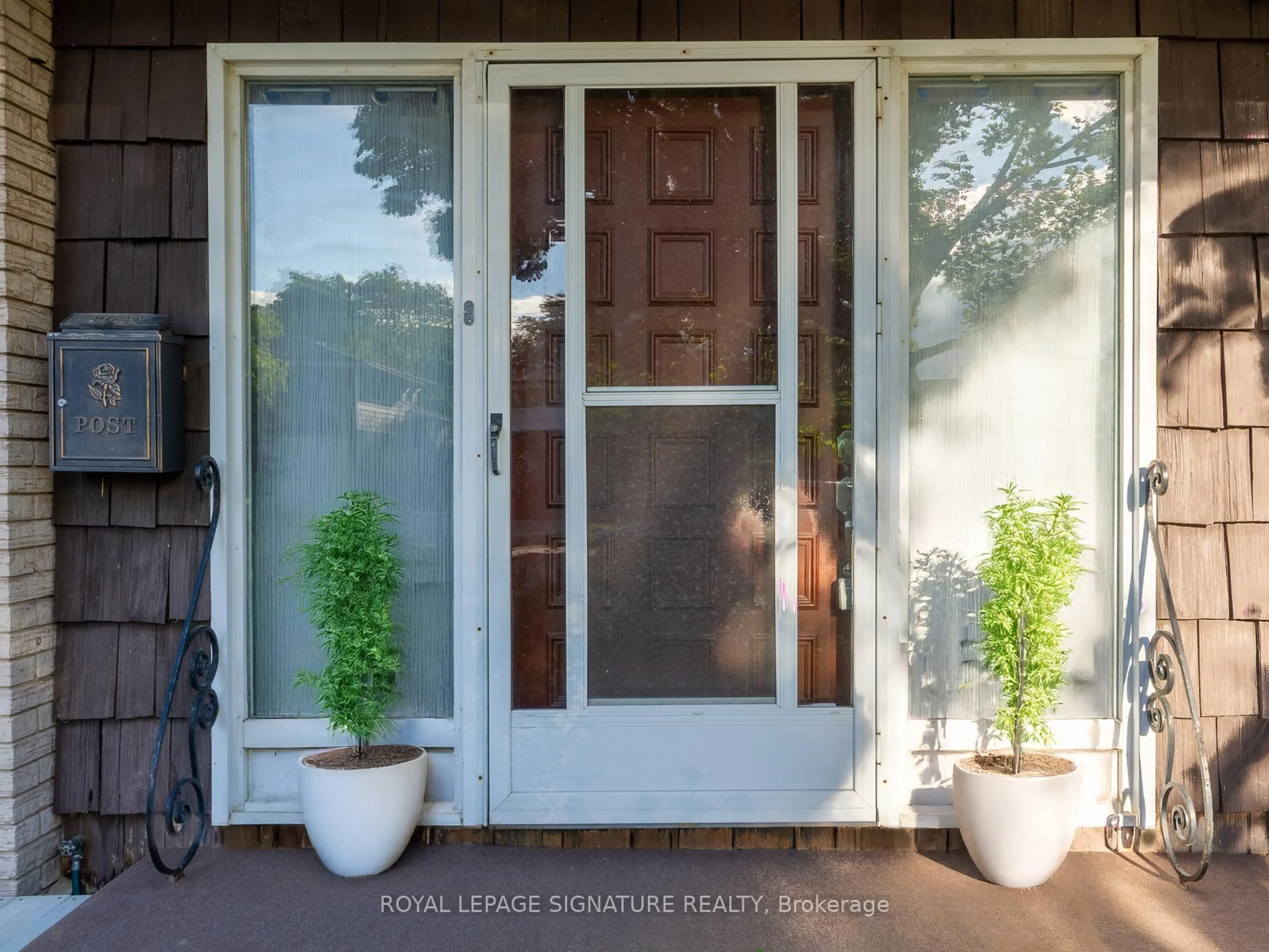 Indoor entryway for 66 Niagara Rd, Kitchener Ontario N2B 1T2