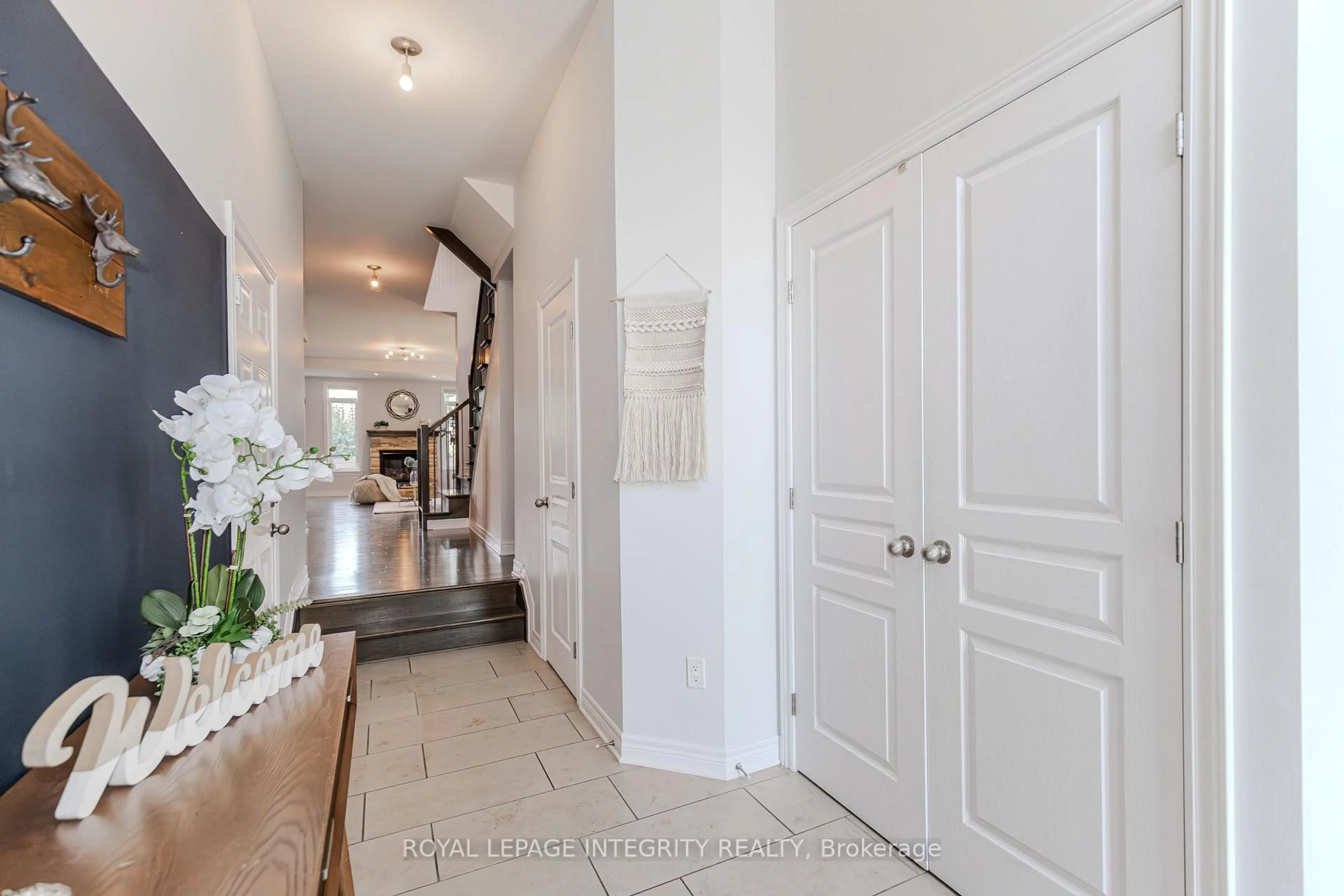 Indoor entryway for 206 Ancaster Ave, Ottawa Ontario K2B 5B3