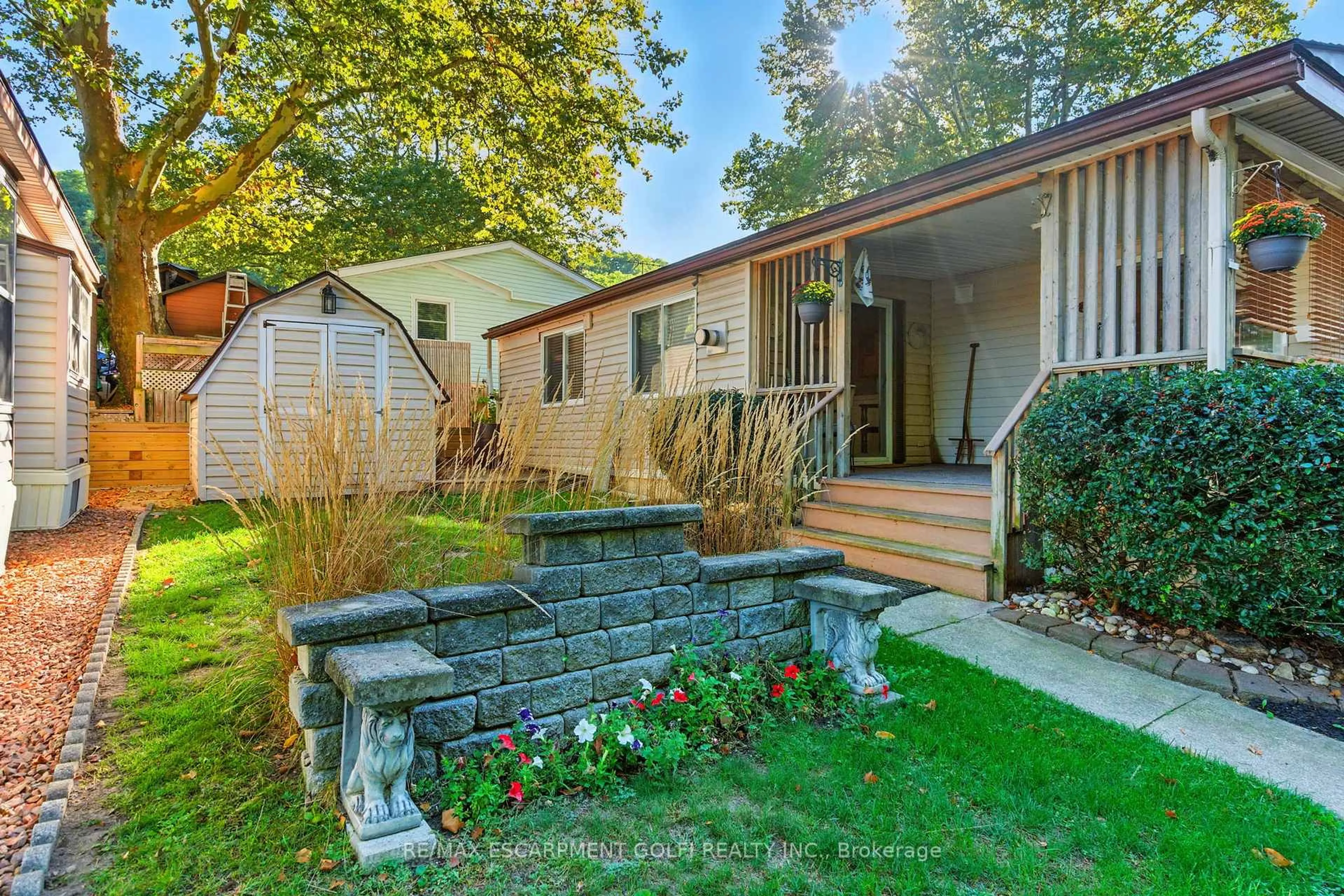 Patio, street for 23 Four Mile Creek Rd #411, Niagara-on-the-Lake Ontario L0S 1J1