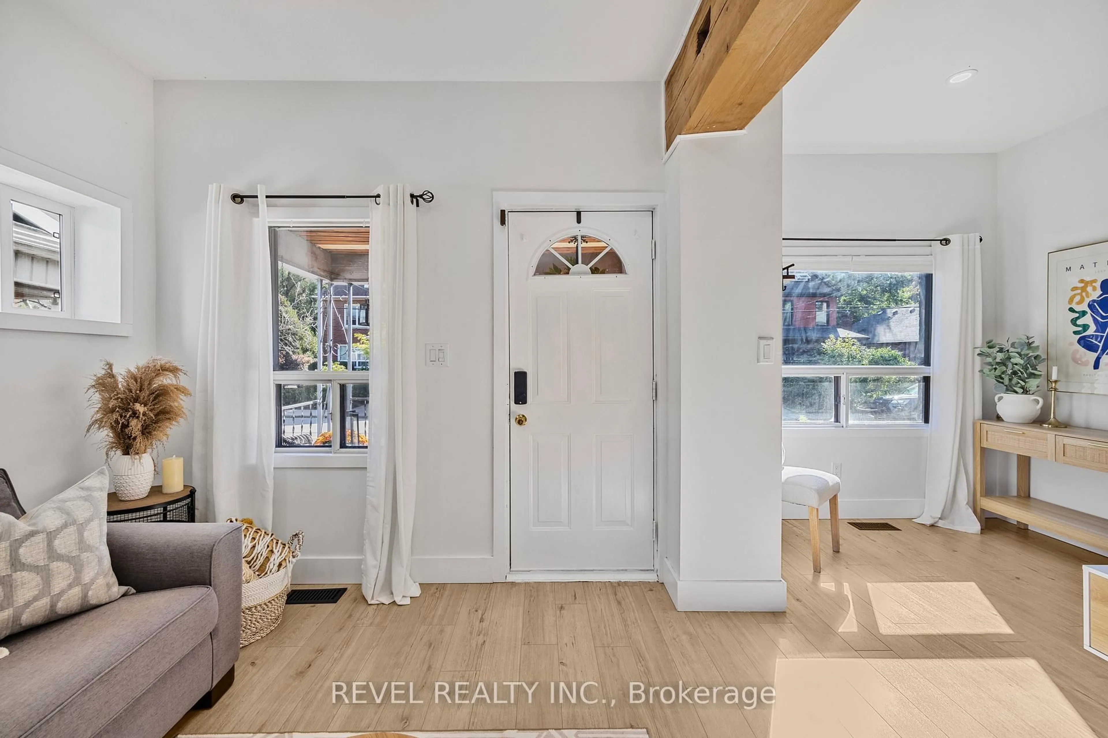 Indoor entryway for 289 Cumberland Ave, Hamilton Ontario L8M 2A3