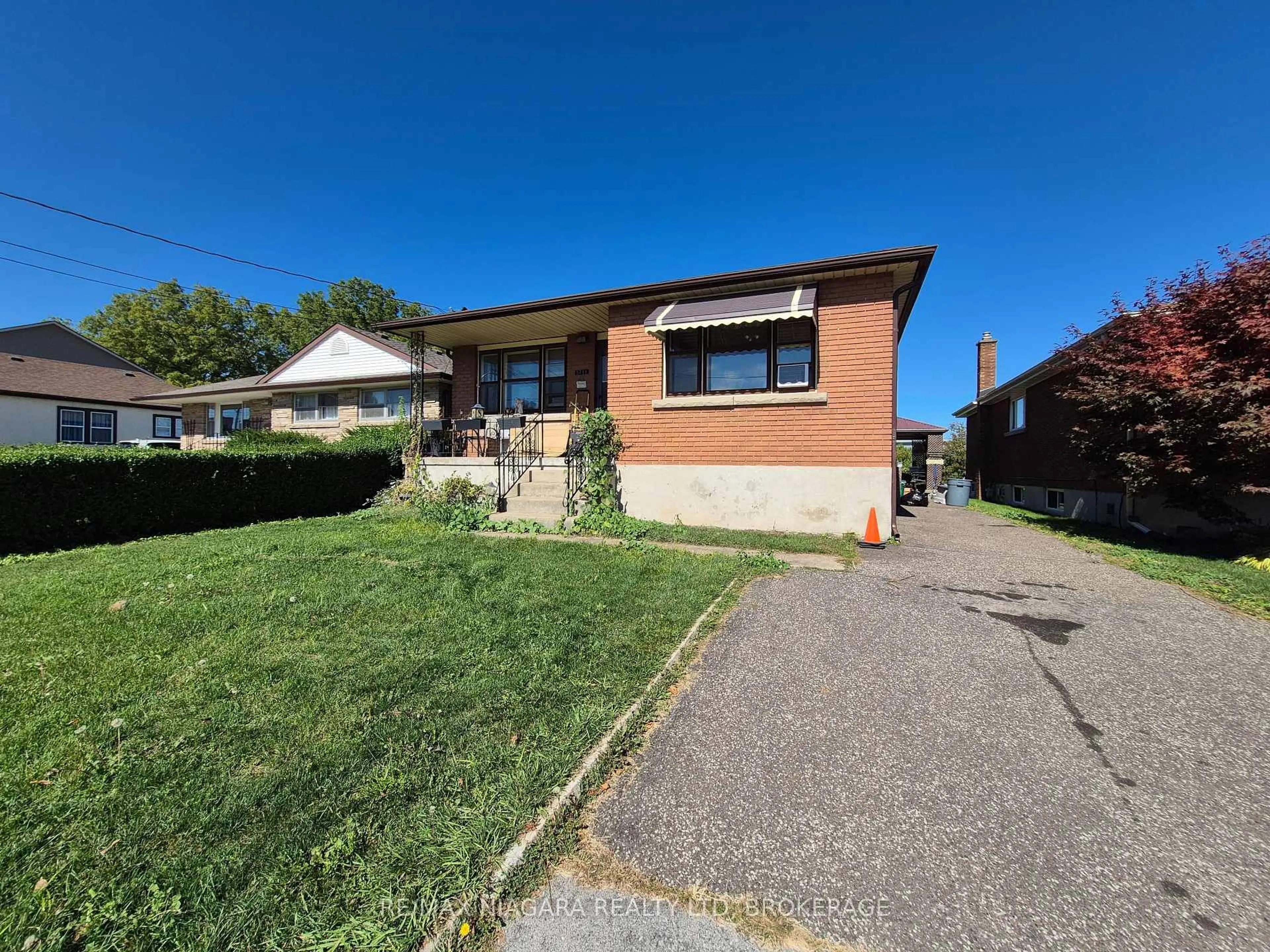 A pic from outside/outdoor area/front of a property/back of a property/a pic from drone, street for 5711 Kitchener St, Niagara Falls Ontario L2G 1B9