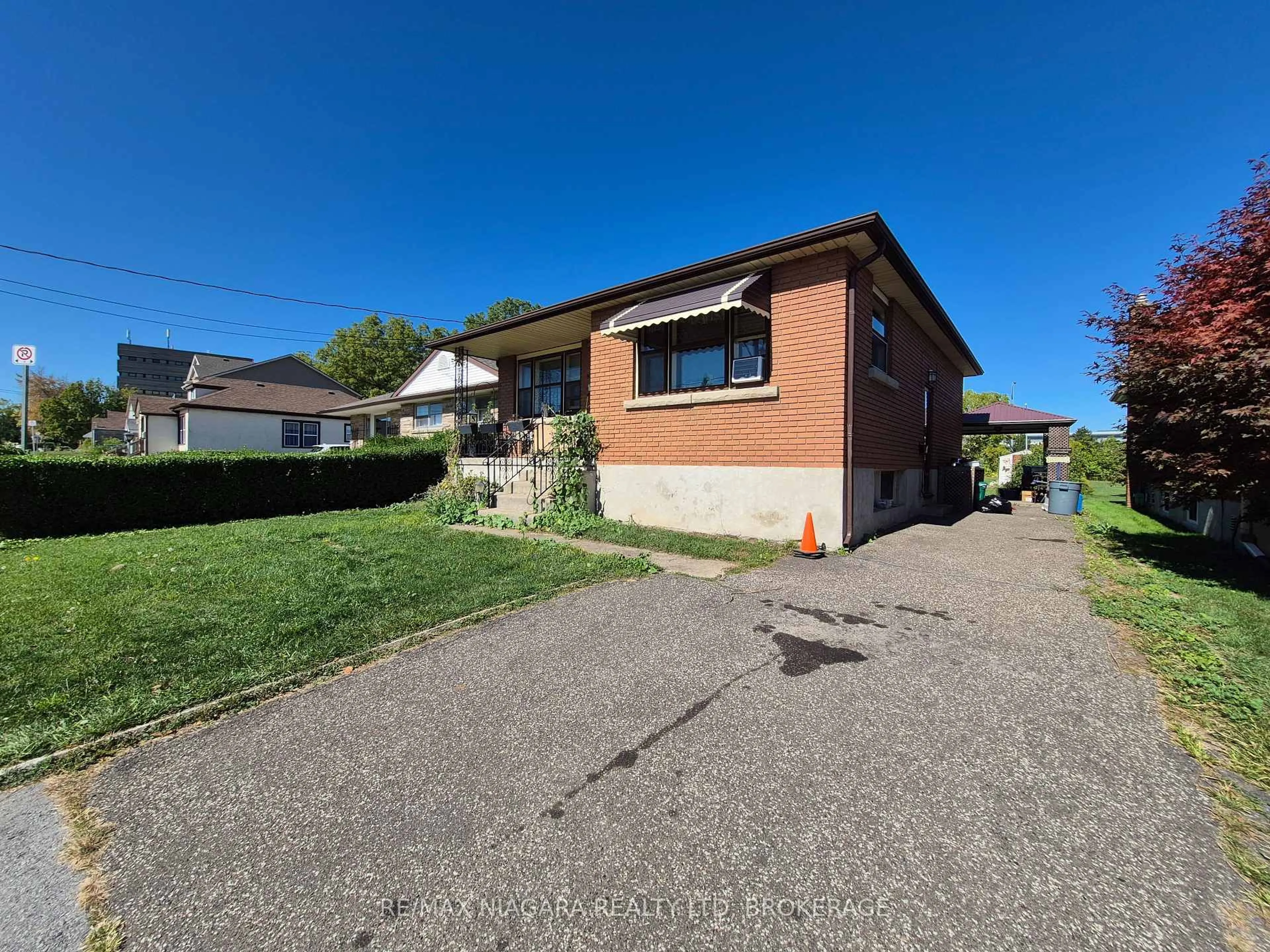 A pic from outside/outdoor area/front of a property/back of a property/a pic from drone, street for 5711 Kitchener St, Niagara Falls Ontario L2G 1B9
