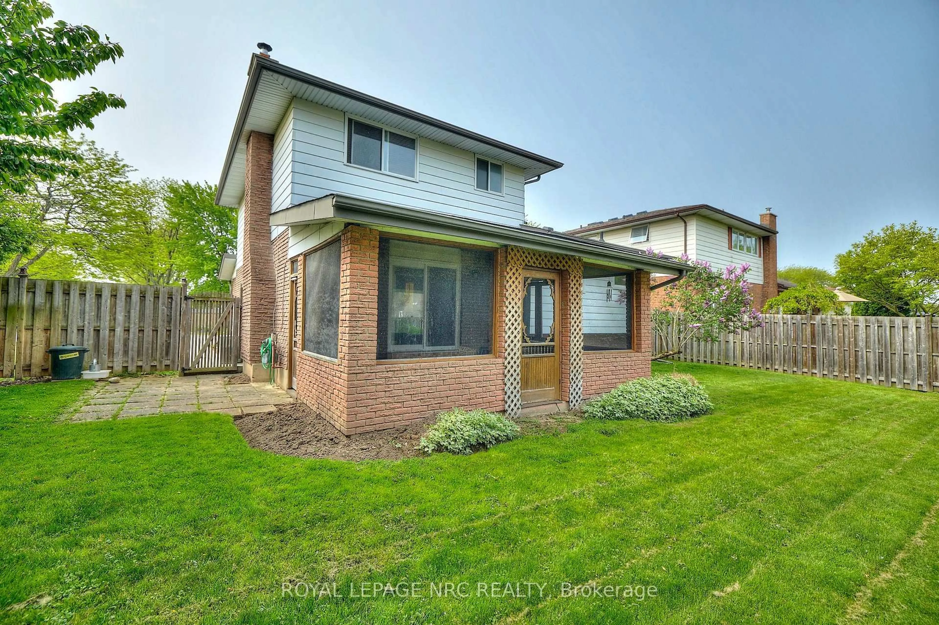 Home with brick exterior material, street for 6968 BRIAN Cres, Niagara Falls Ontario L2J 3P3
