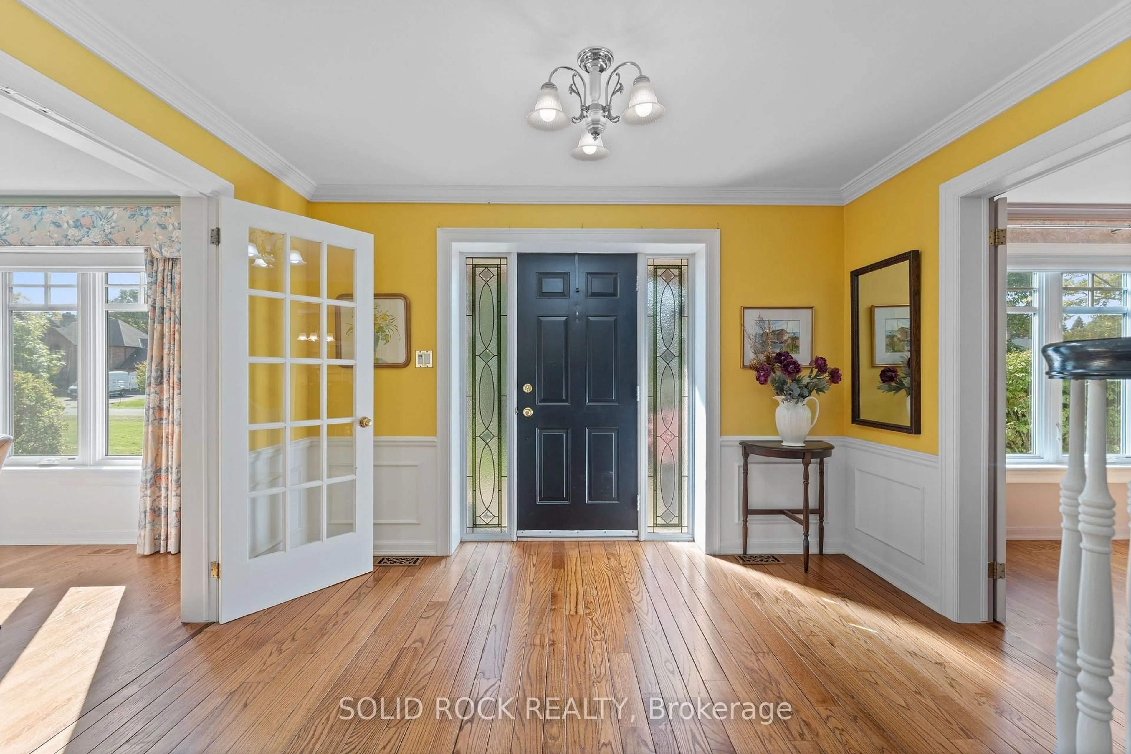 Indoor entryway for 5569 Whitewood Ave, Ottawa Ontario K4M 1E1
