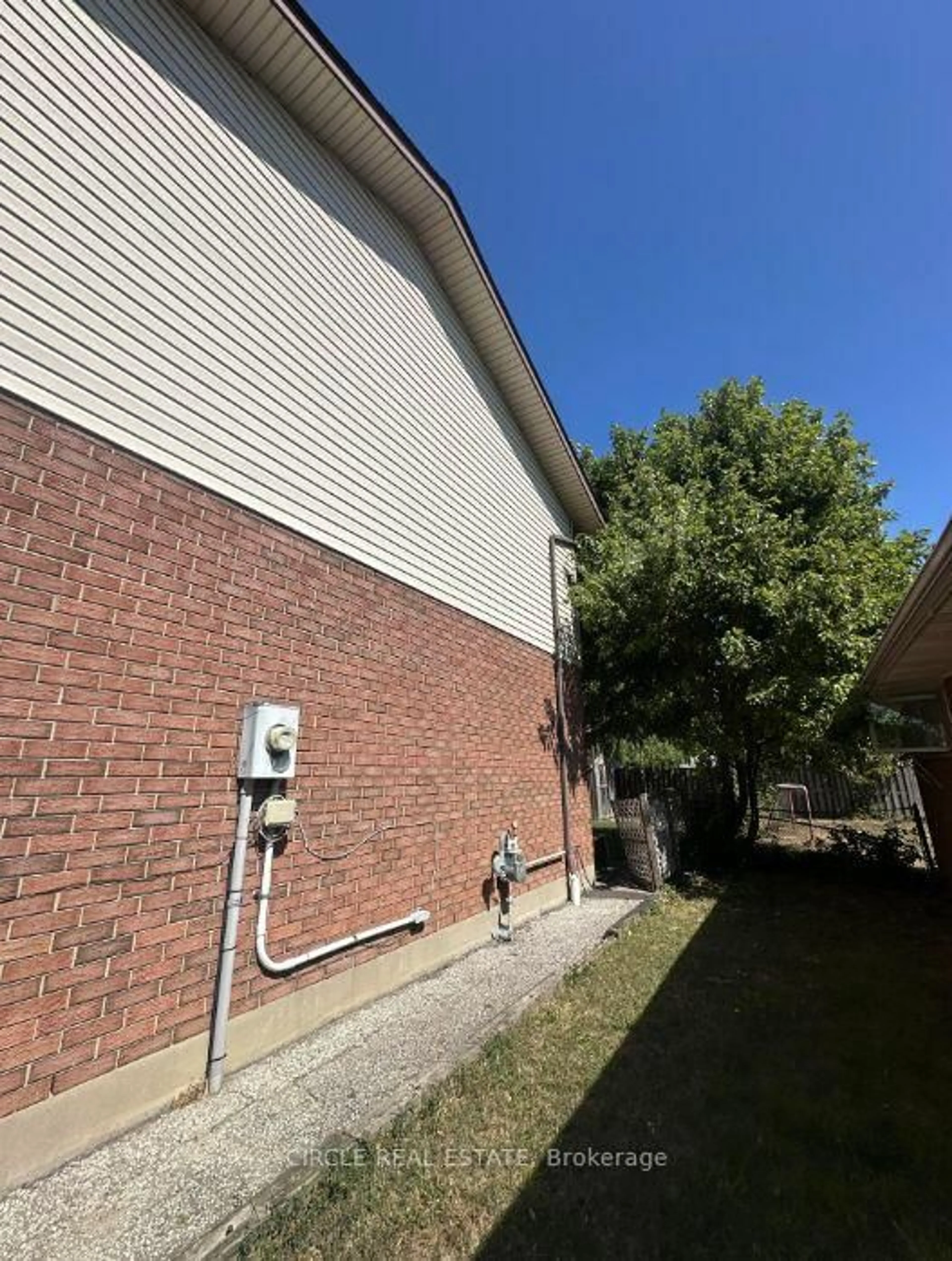 A pic from outside/outdoor area/front of a property/back of a property/a pic from drone, building for 2666 Lauzon Rd, Windsor Ontario N8T 2Z6