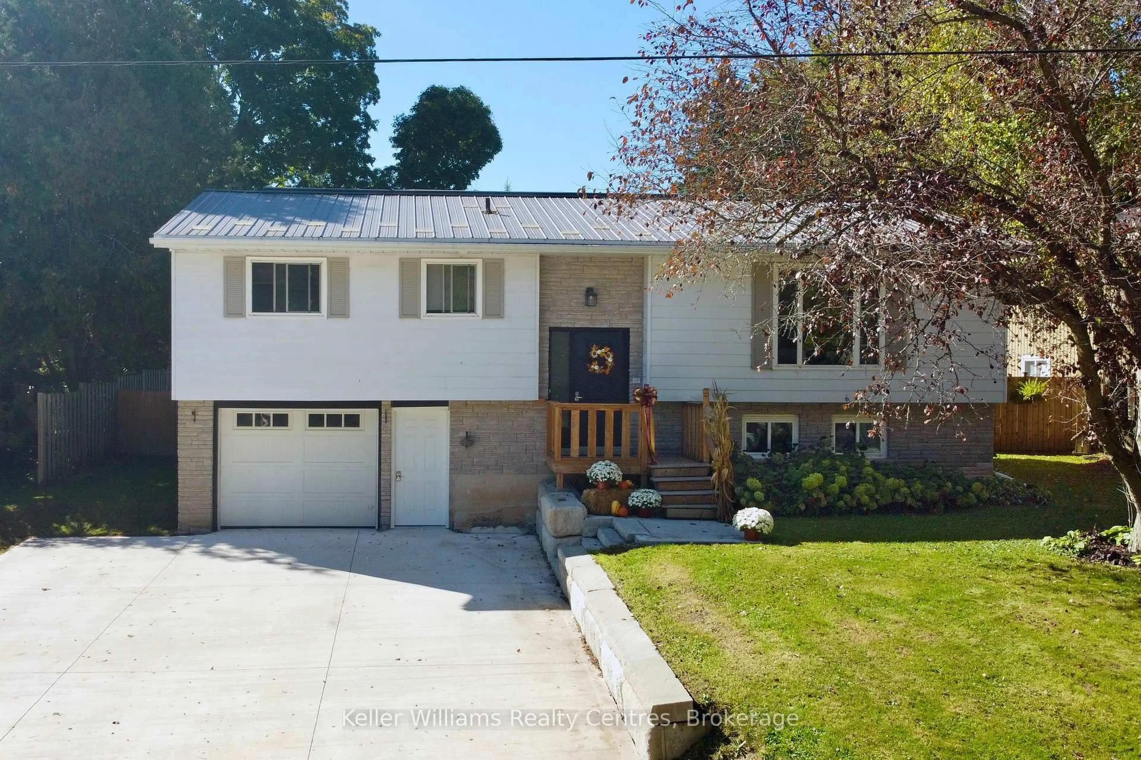 Home with vinyl exterior material, street for 9 Union St, Brockton Ontario N0G 2V0