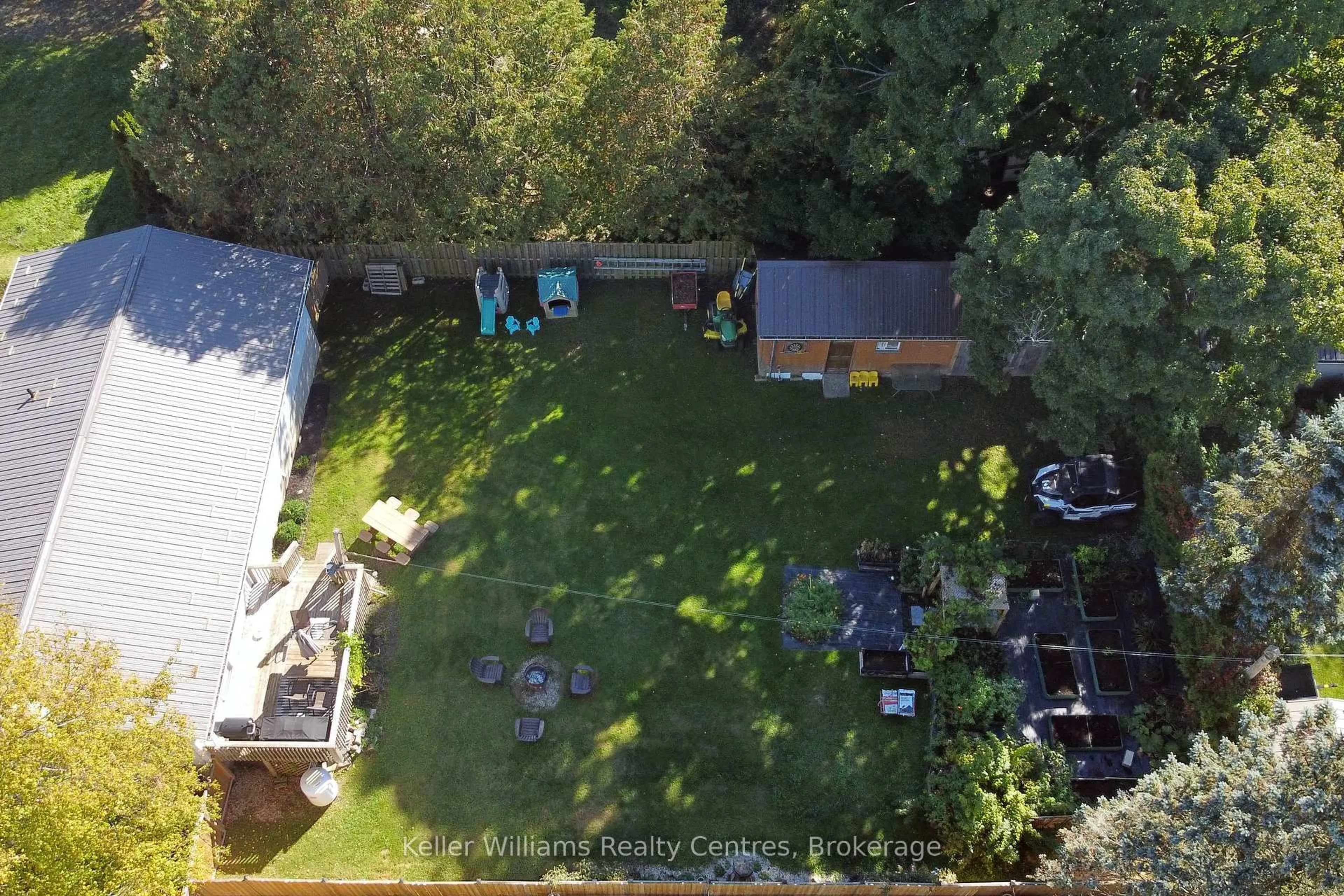 A pic from outside/outdoor area/front of a property/back of a property/a pic from drone, unknown for 9 Union St, Brockton Ontario N0G 2V0