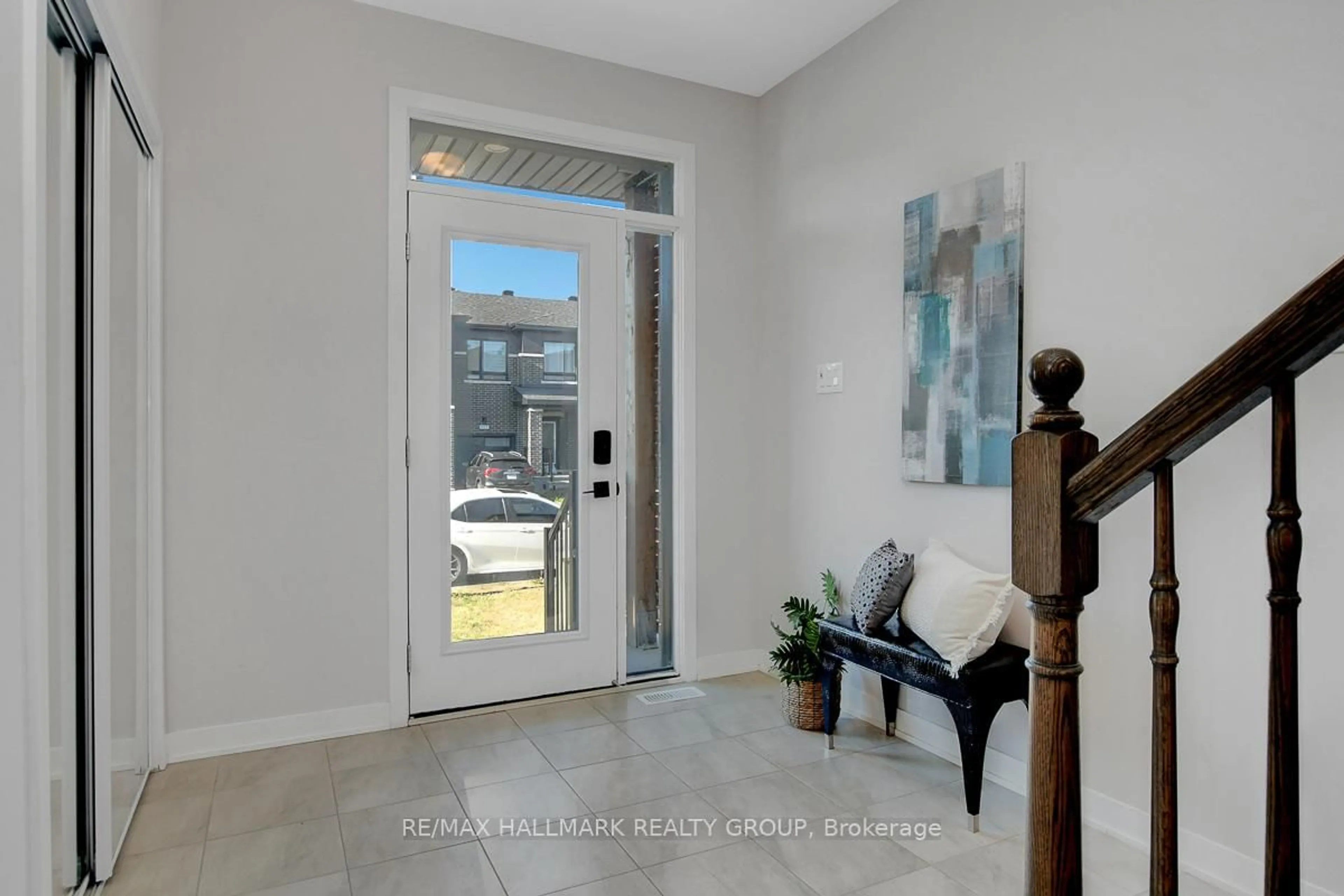 Indoor entryway for 610 Fenwick Way, Ottawa Ontario K2J 7E5