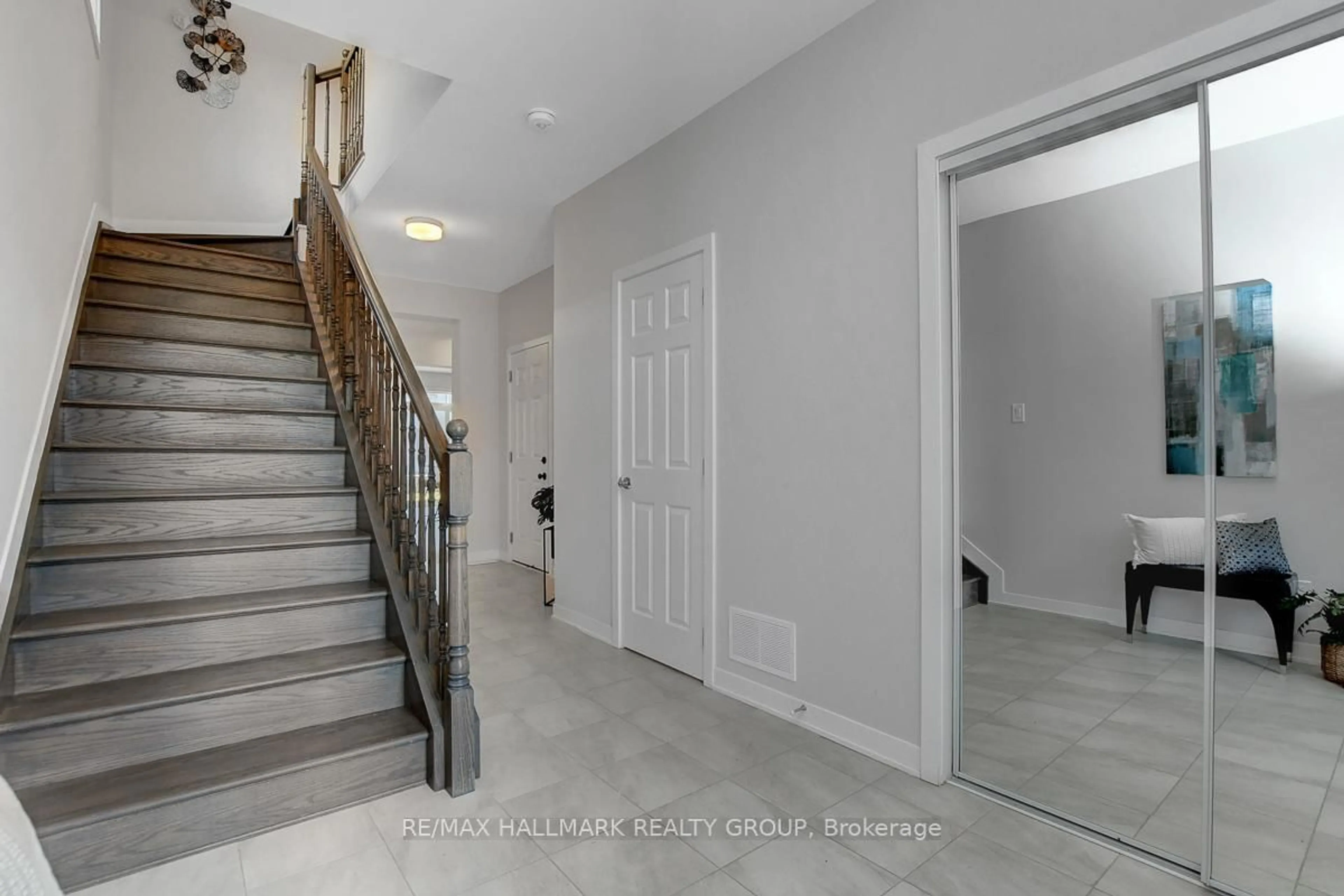Indoor entryway for 610 Fenwick Way, Ottawa Ontario K2J 7E5