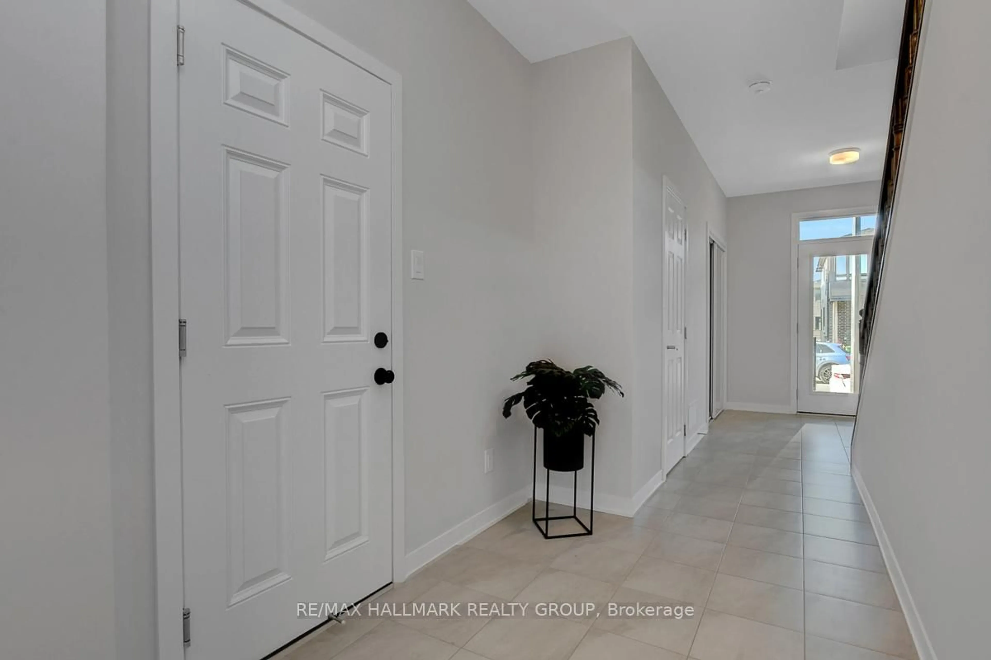 Indoor entryway for 610 Fenwick Way, Ottawa Ontario K2J 7E5