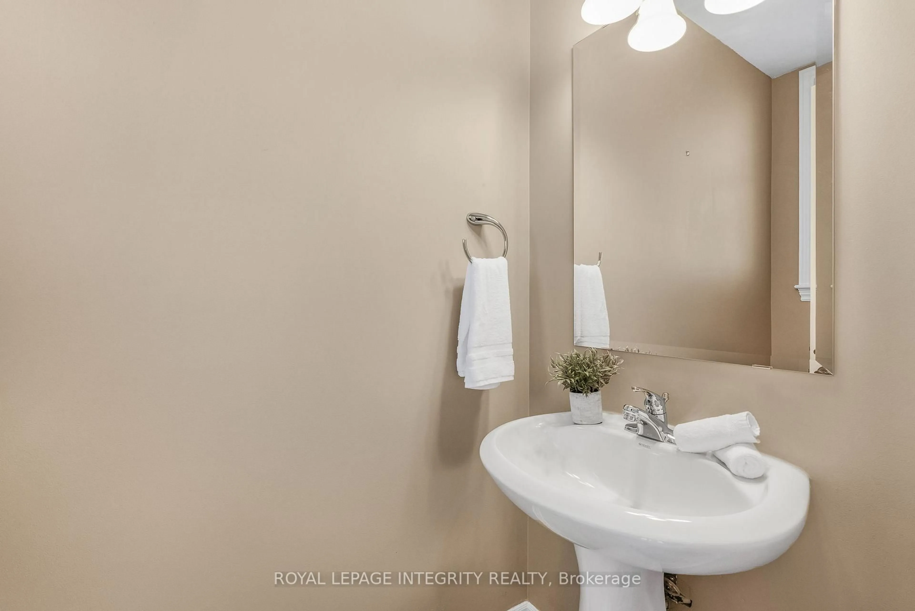 Standard bathroom, ceramic/tile floor for 532 Rochefort Circ, Ottawa Ontario K4A 0M8