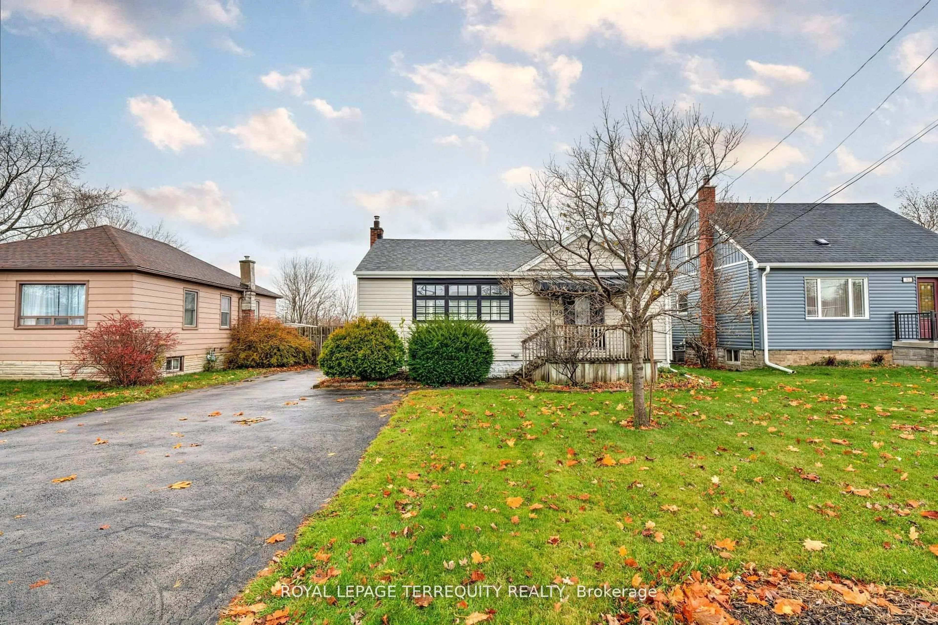A pic from outside/outdoor area/front of a property/back of a property/a pic from drone, street for 739 Upper Gage Ave, Hamilton Ontario L8V 4J9