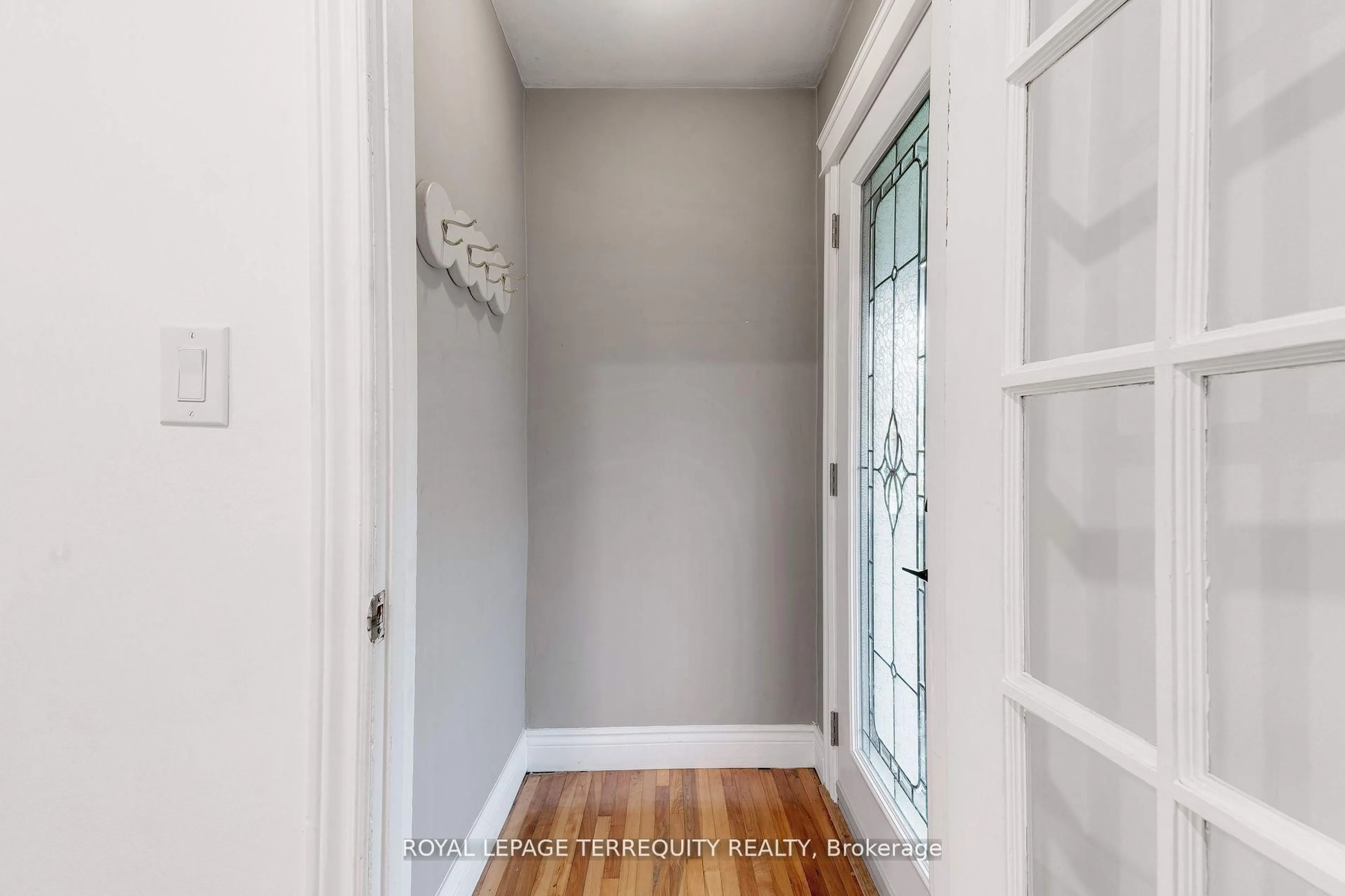 Indoor entryway for 739 Upper Gage Ave, Hamilton Ontario L8V 4J9