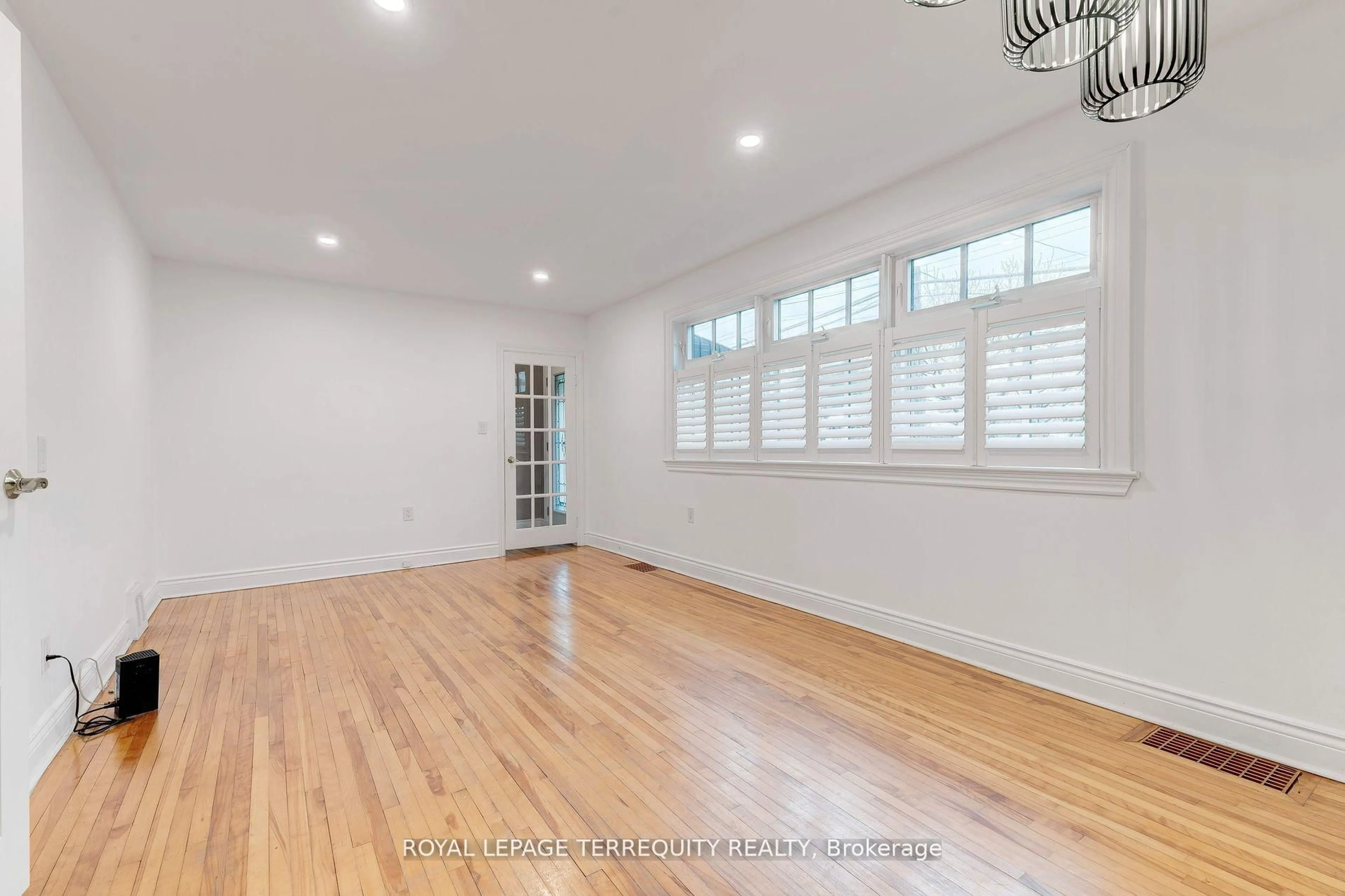 A pic of a room for 739 Upper Gage Ave, Hamilton Ontario L8V 4J9