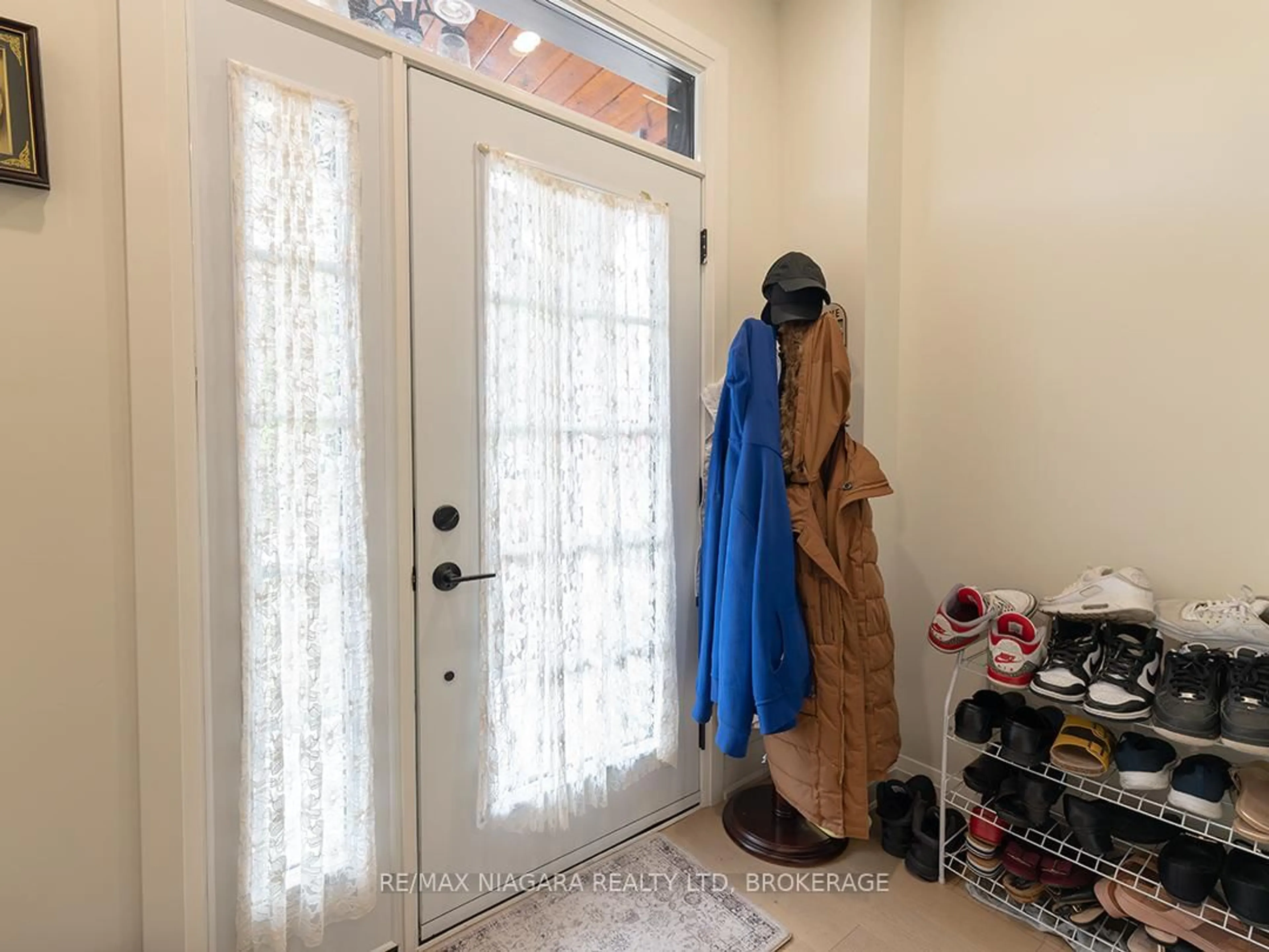 Indoor entryway for 47 Omer Ave, Port Colborne Ontario L3K 3Y4