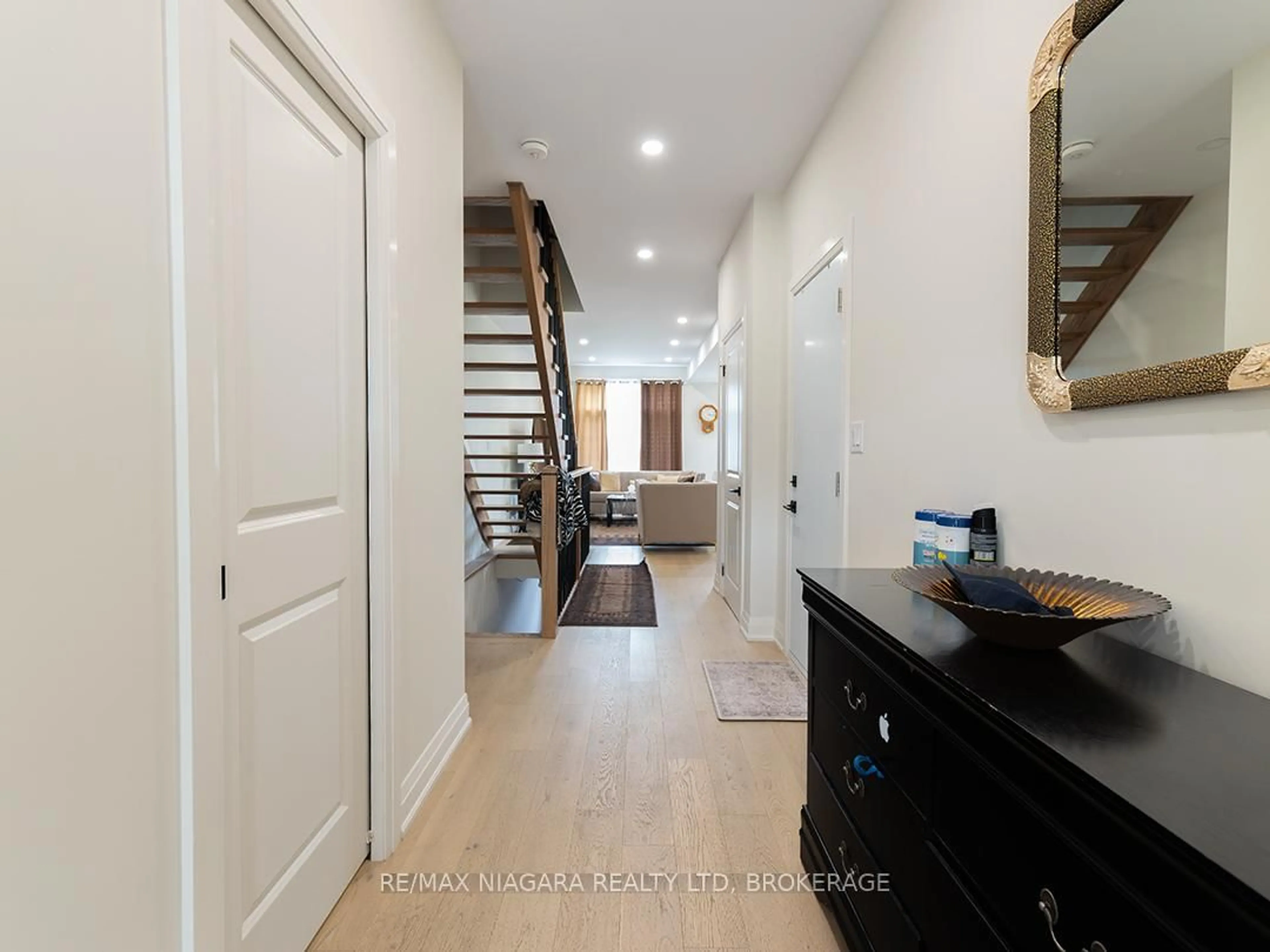 Indoor entryway for 47 Omer Ave, Port Colborne Ontario L3K 3Y4