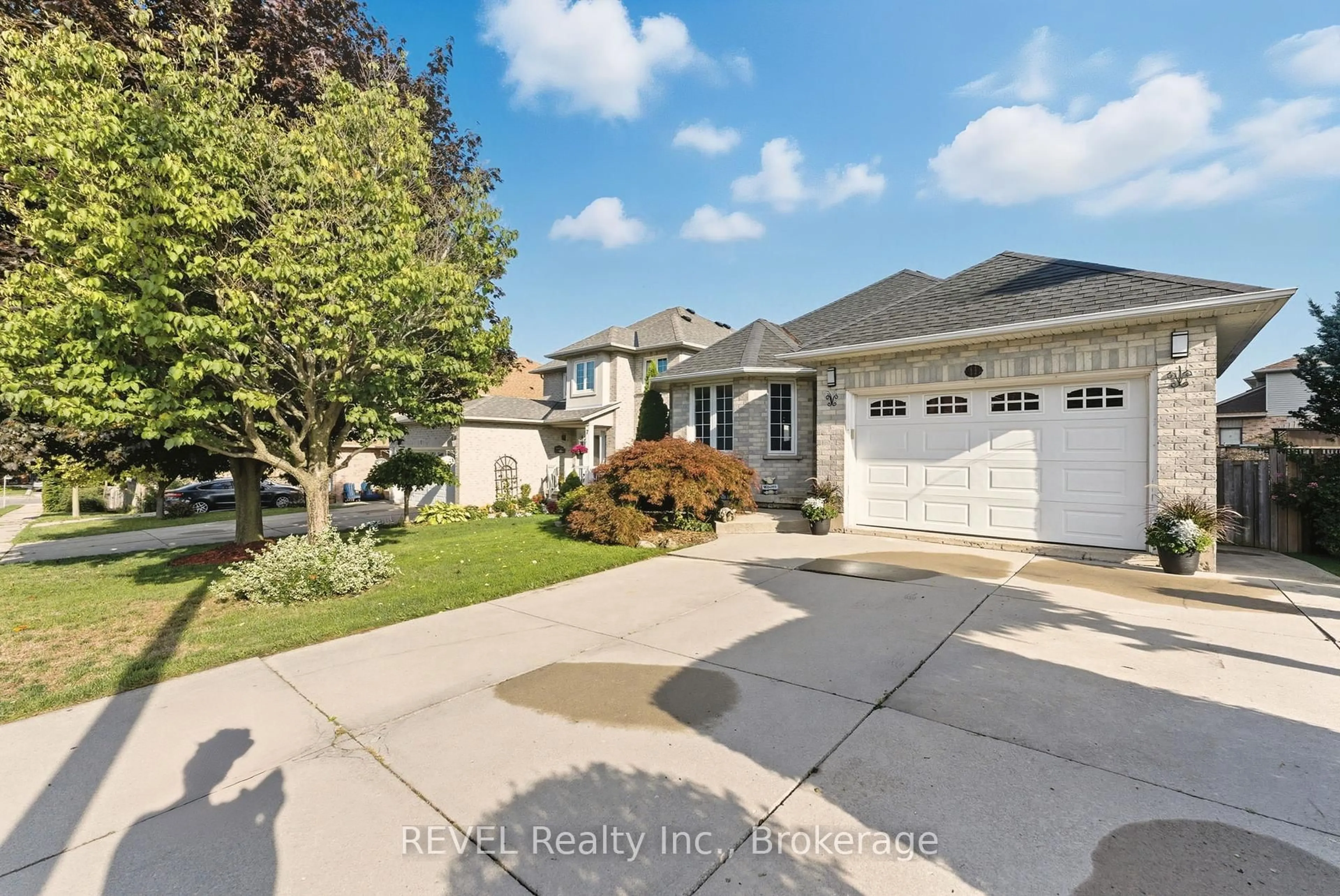 A pic from outside/outdoor area/front of a property/back of a property/a pic from drone, street for 11 Supreme Dr, Hamilton Ontario L8W 3V1
