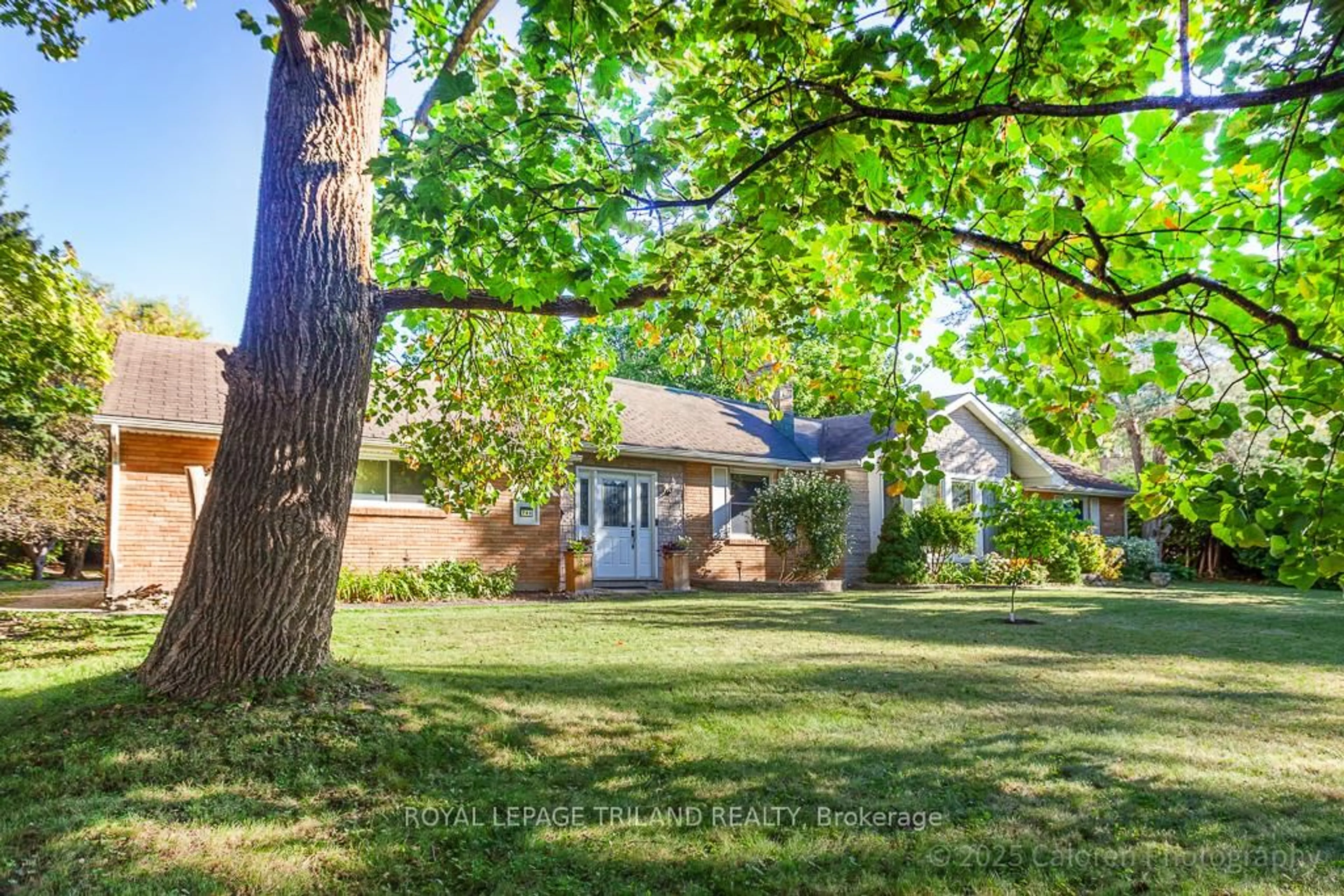 A pic from outside/outdoor area/front of a property/back of a property/a pic from drone, street for 749 Commissioners Rd, London South Ontario N6K 1B6
