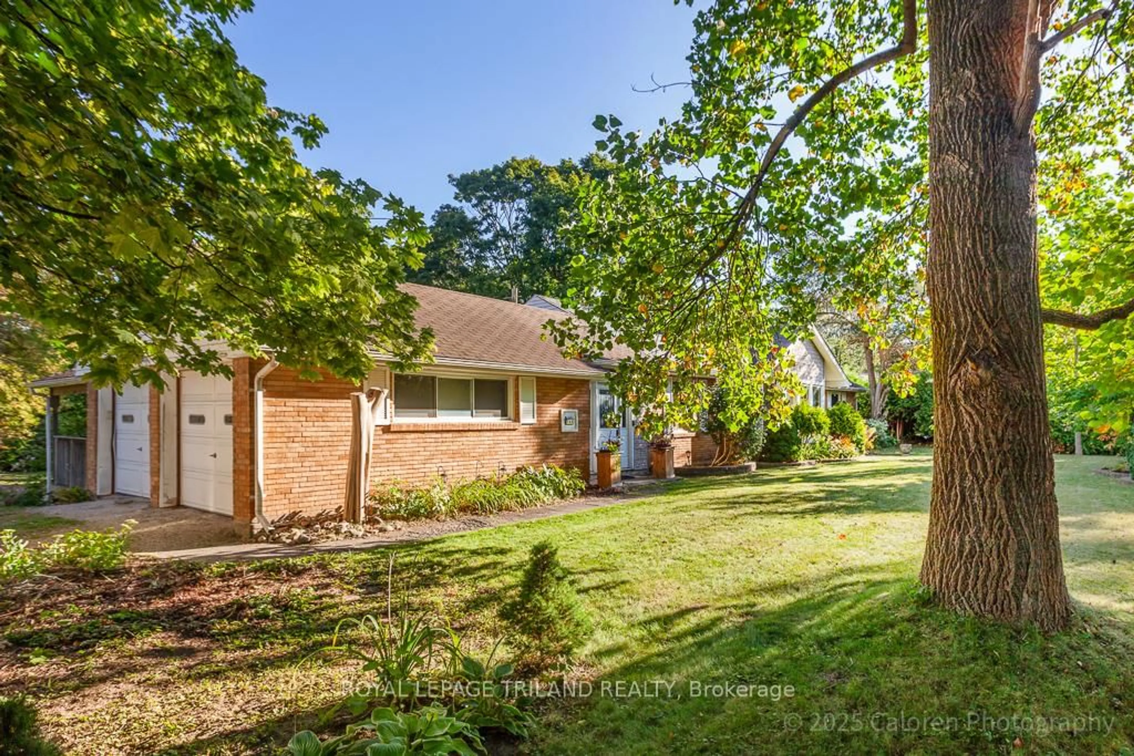 A pic from outside/outdoor area/front of a property/back of a property/a pic from drone, street for 749 Commissioners Rd, London South Ontario N6K 1B6