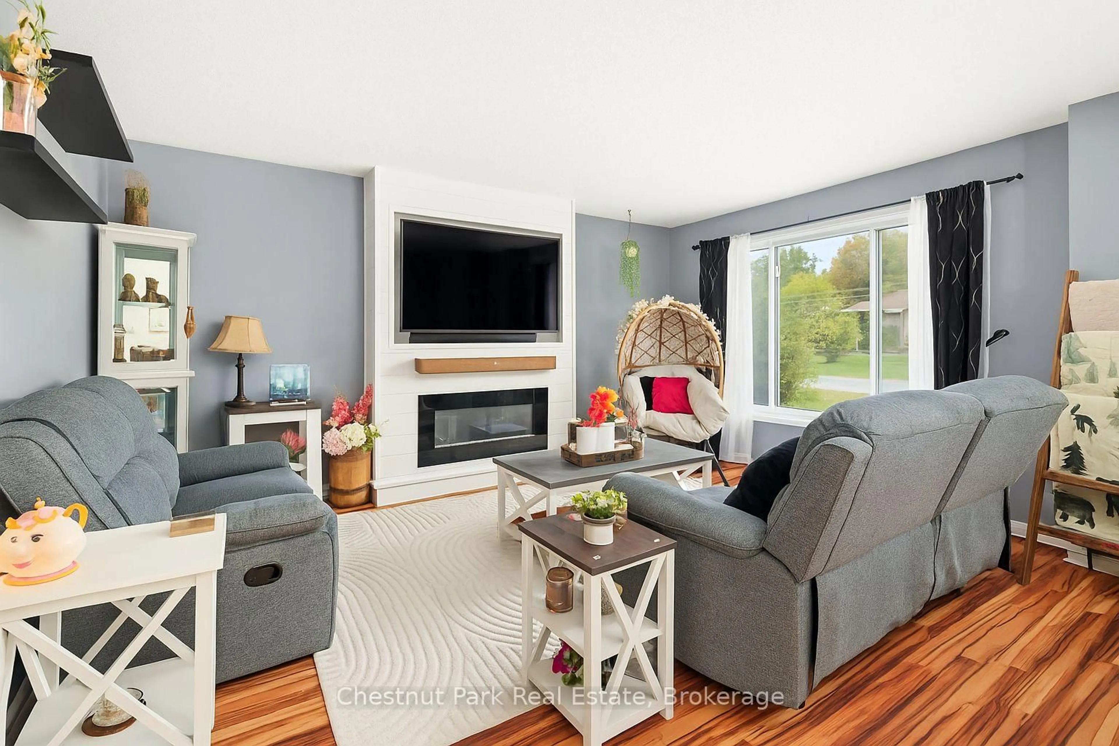 Living room with furniture, wood/laminate floor for 70 Milton St, Bracebridge Ontario P1L 1G9