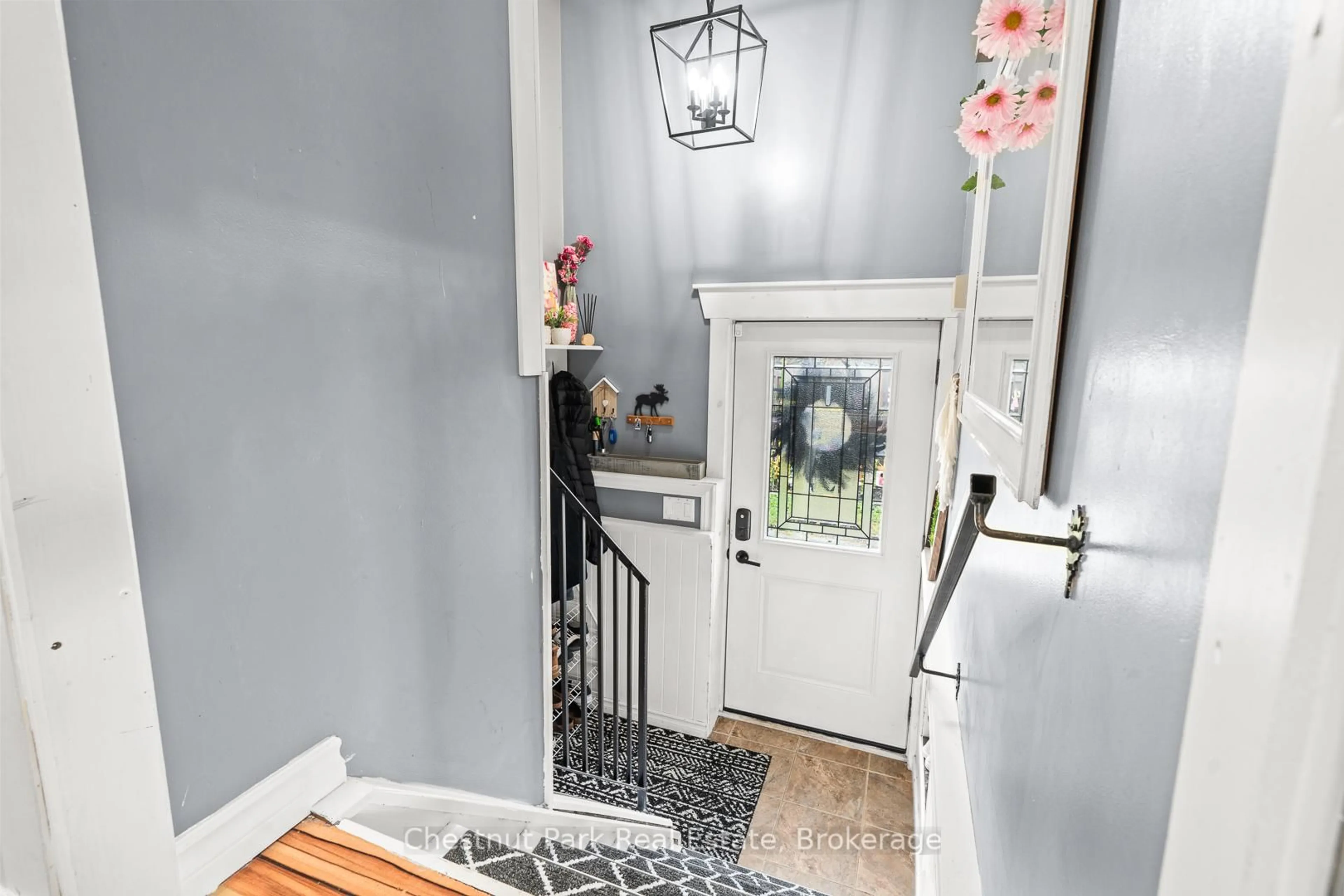 Indoor entryway for 70 Milton St, Bracebridge Ontario P1L 1G9