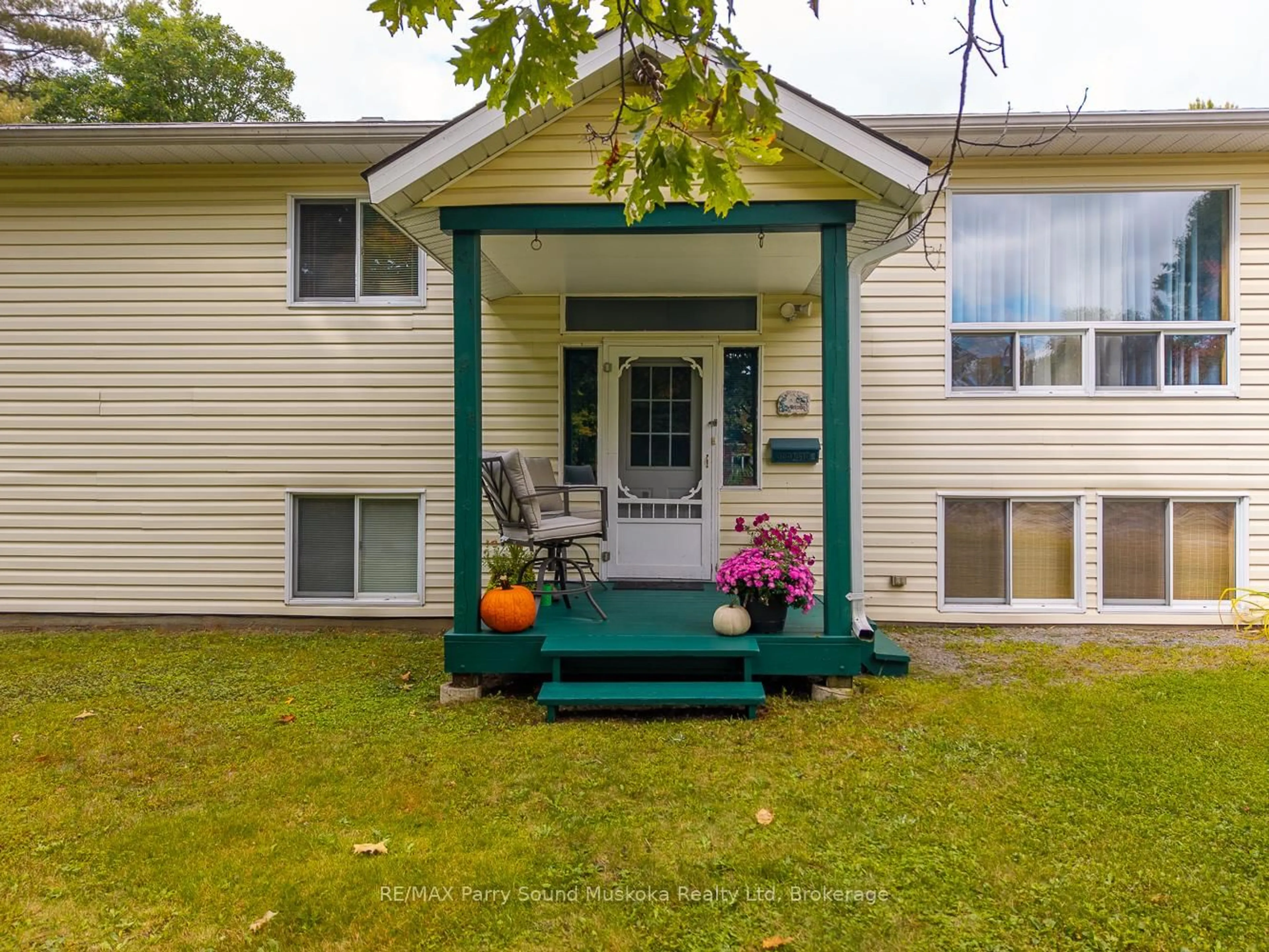 Patio, street for 59 Black Rd, Seguin Ontario P2A 2W8